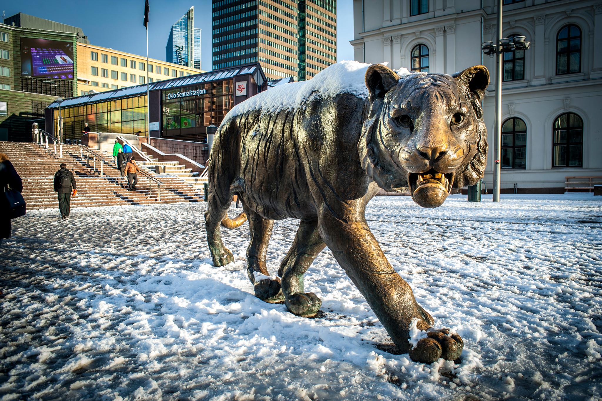 the tiger statue in front of Oslo S and Østbanehallen in winter