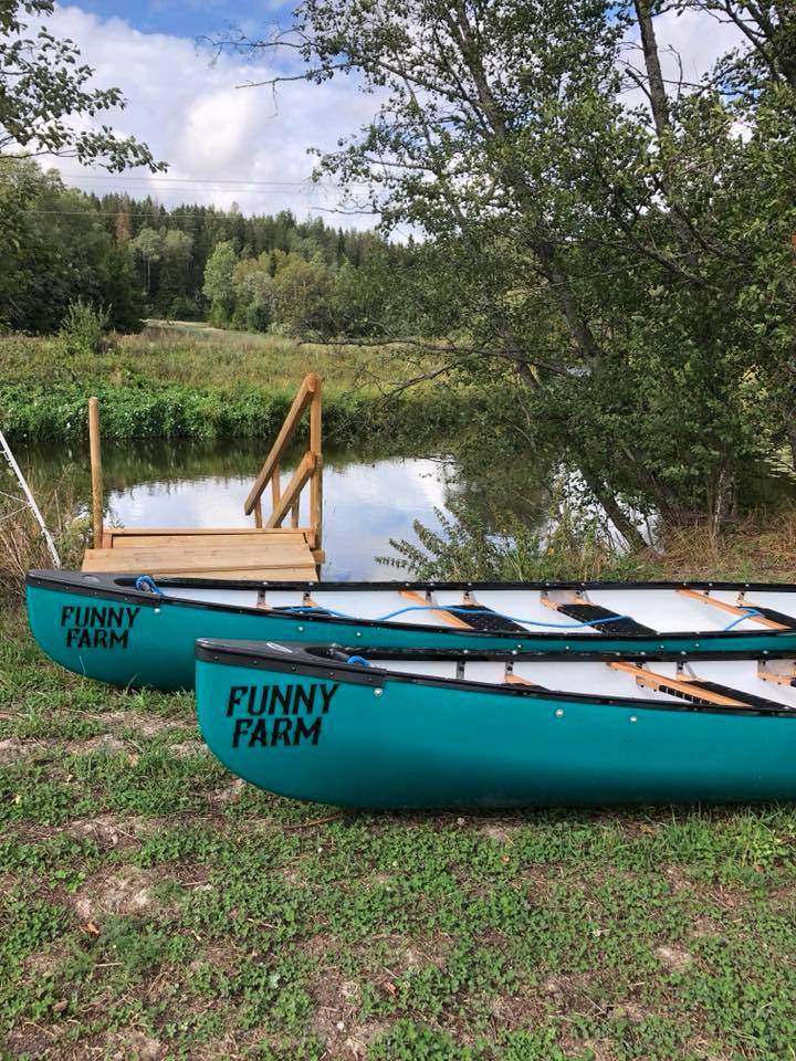 kanoer med logoen til Funny farm