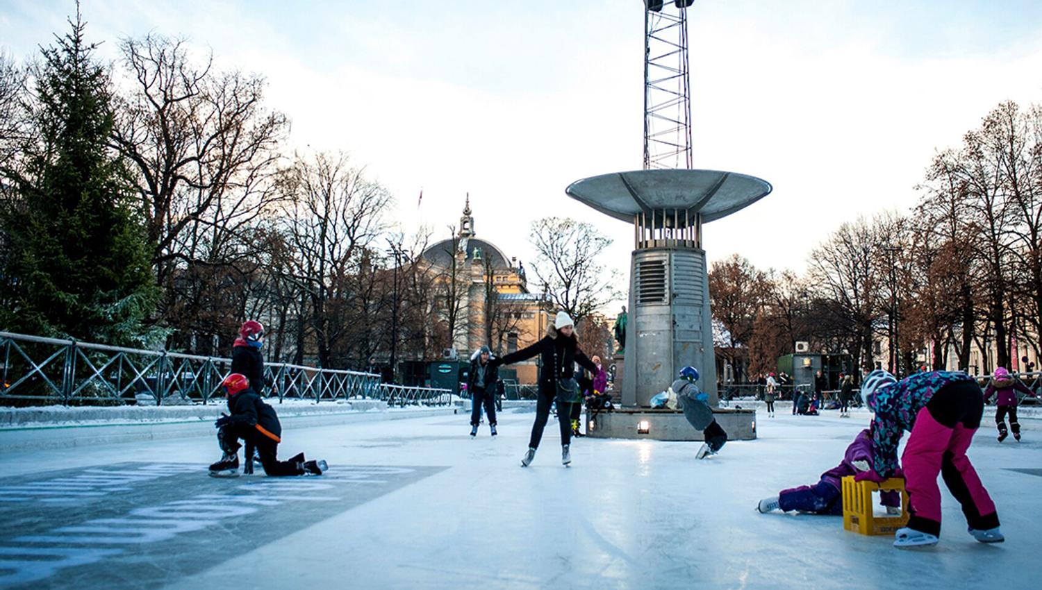 People skating at the Spikersuppa skating rink