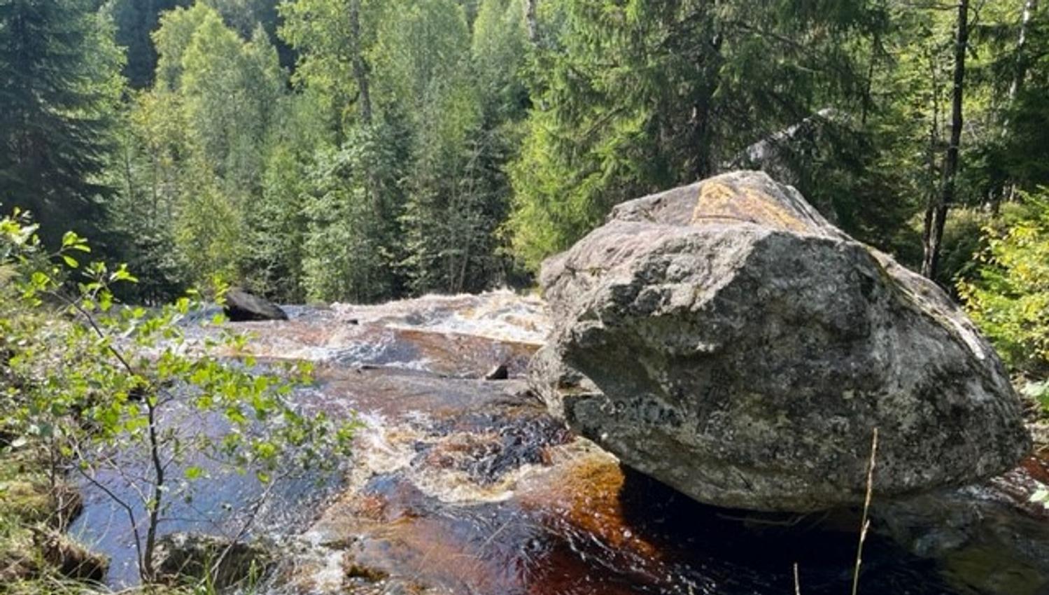 Stor stein i elv