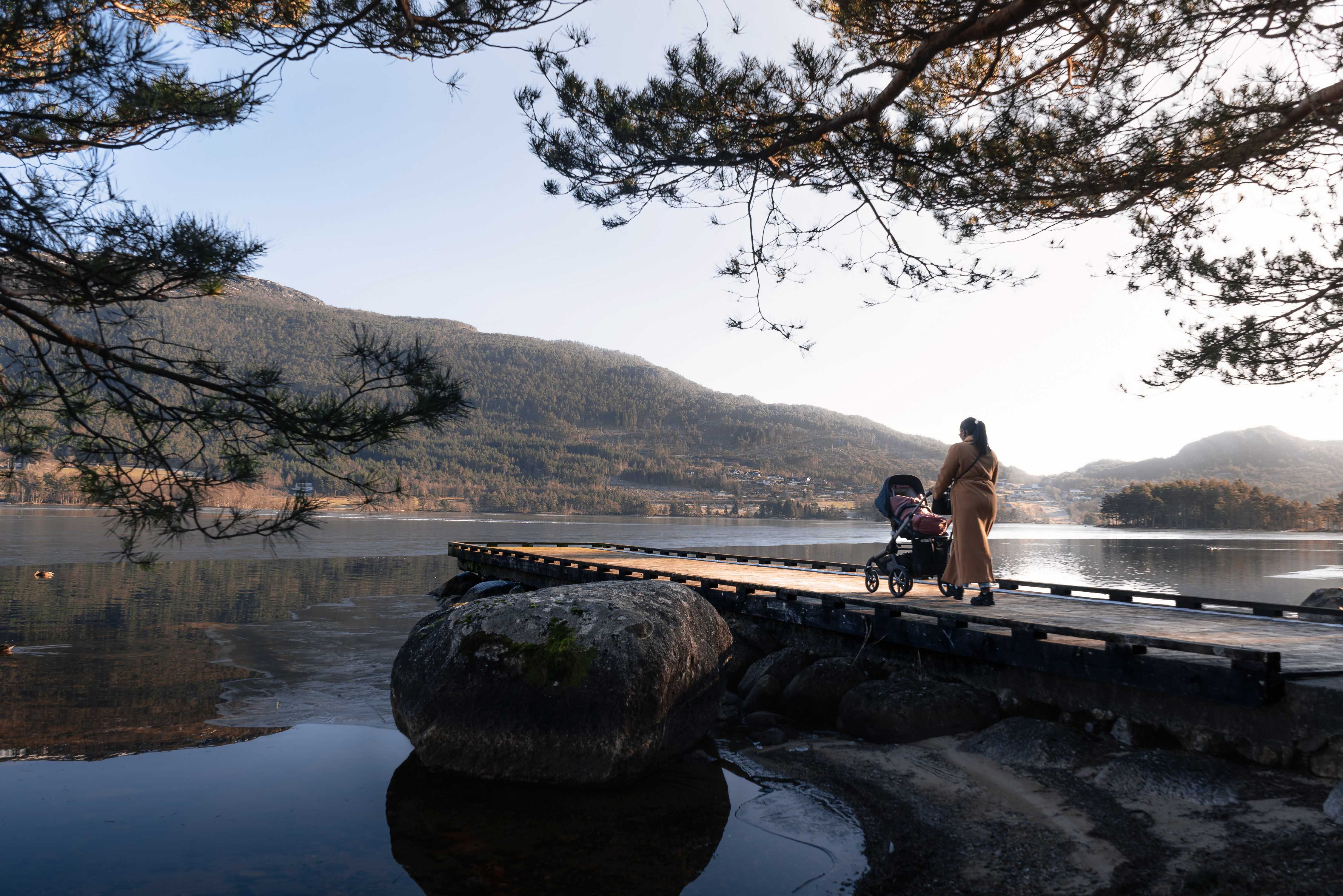 Spasertur ved fjorden nær Husnes Sentrum Hotell, omgitt av roleg natur.