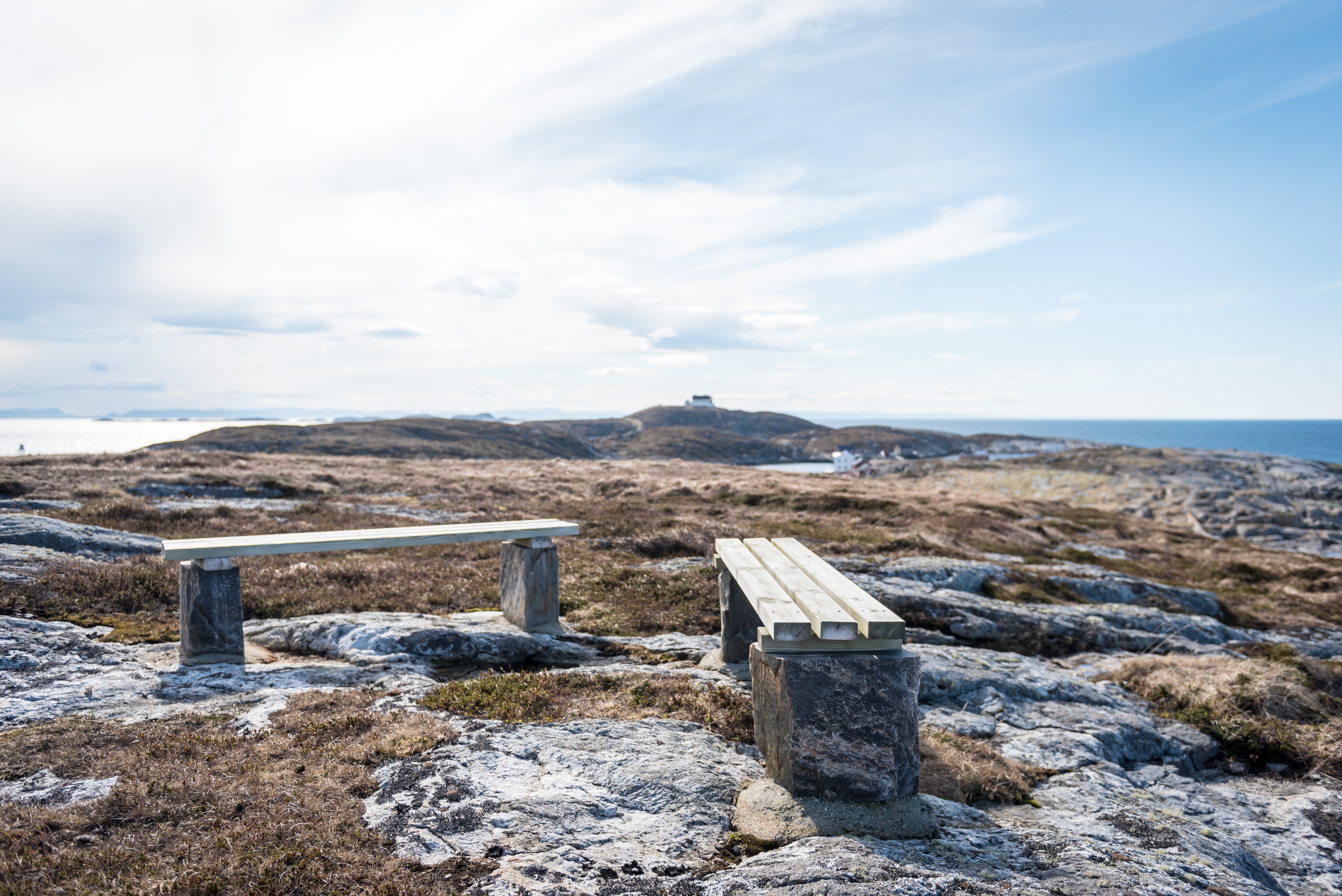 To trebenker på Nordøyan, i Nærøysund.