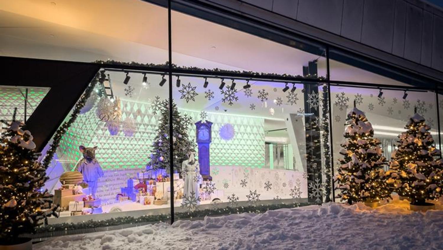 The Christmas exhibition seen from the outside