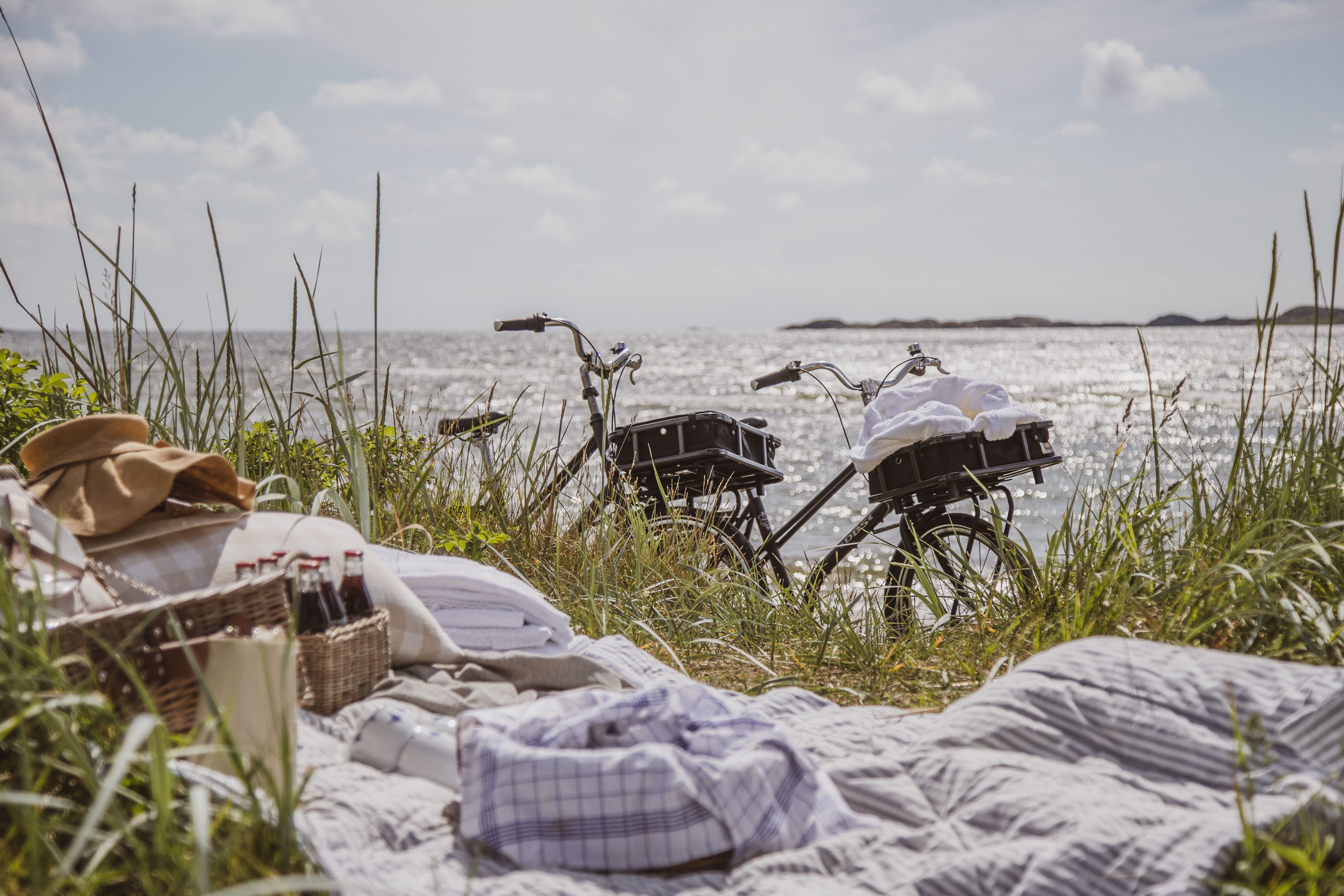 pledd og sykler parkert på strand