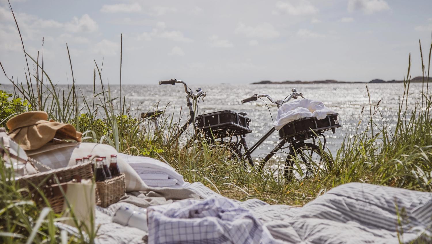 pledd og sykler parkert på strand