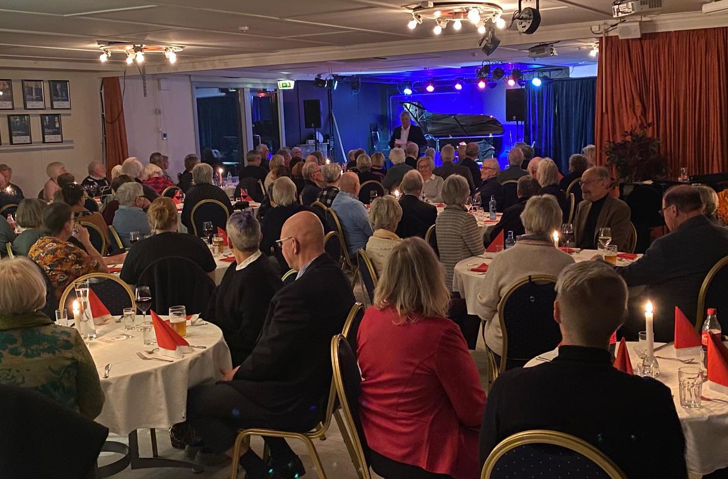 Selskap på Furu egg med underholdning