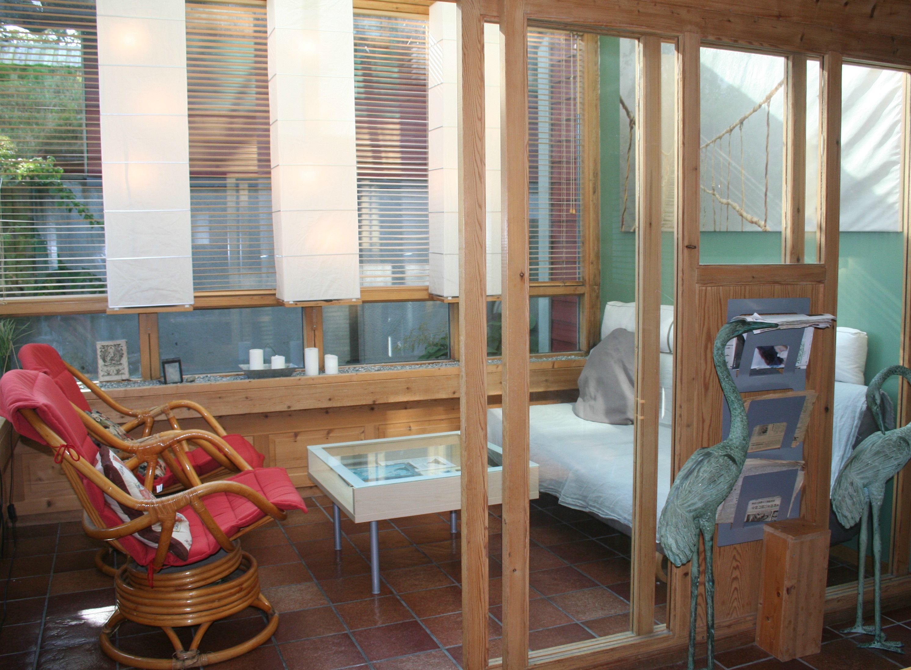 Bright and cozy living room with large windows at Hardanger Feriesenter.
