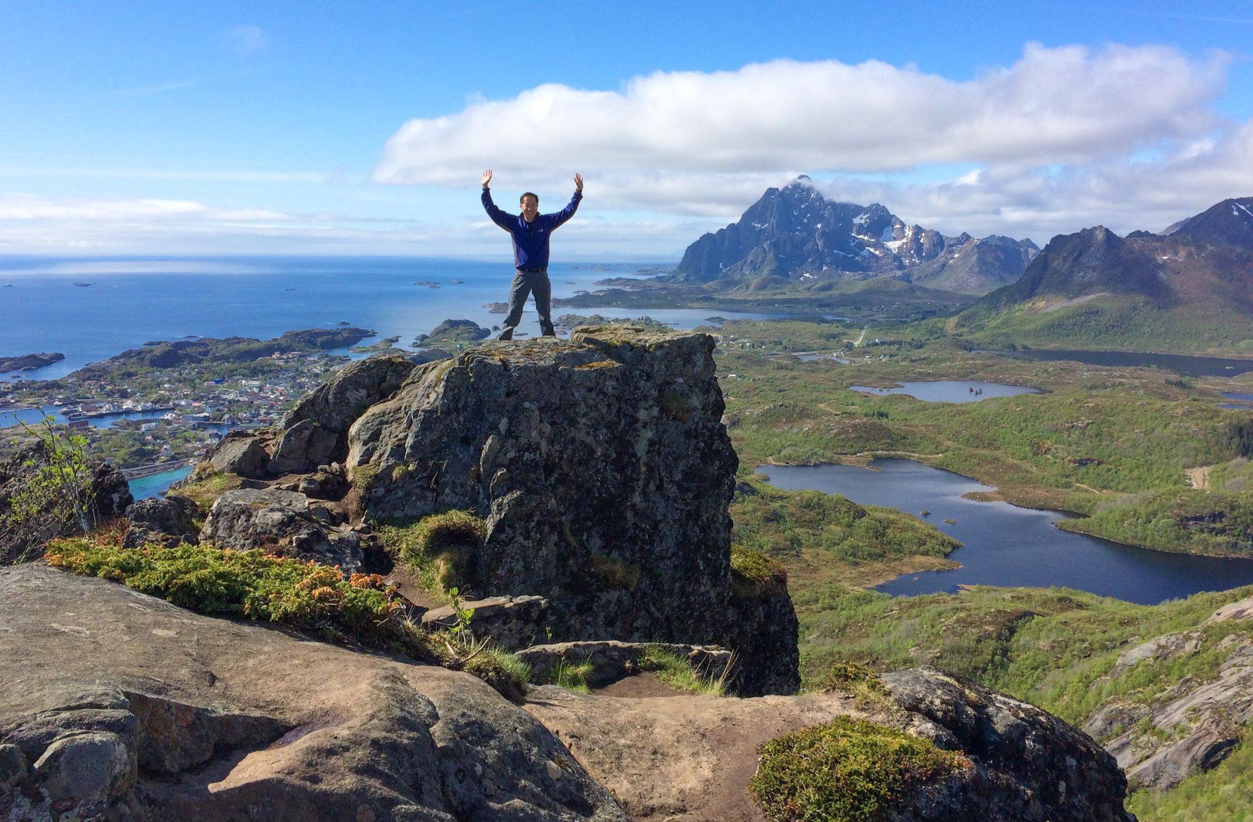 Hike Tjellbergtind - Lofoten Aktiv