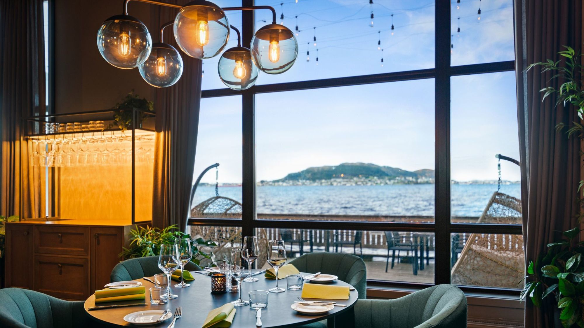 Nyt utsikten fra hotellets restaurant The Social.