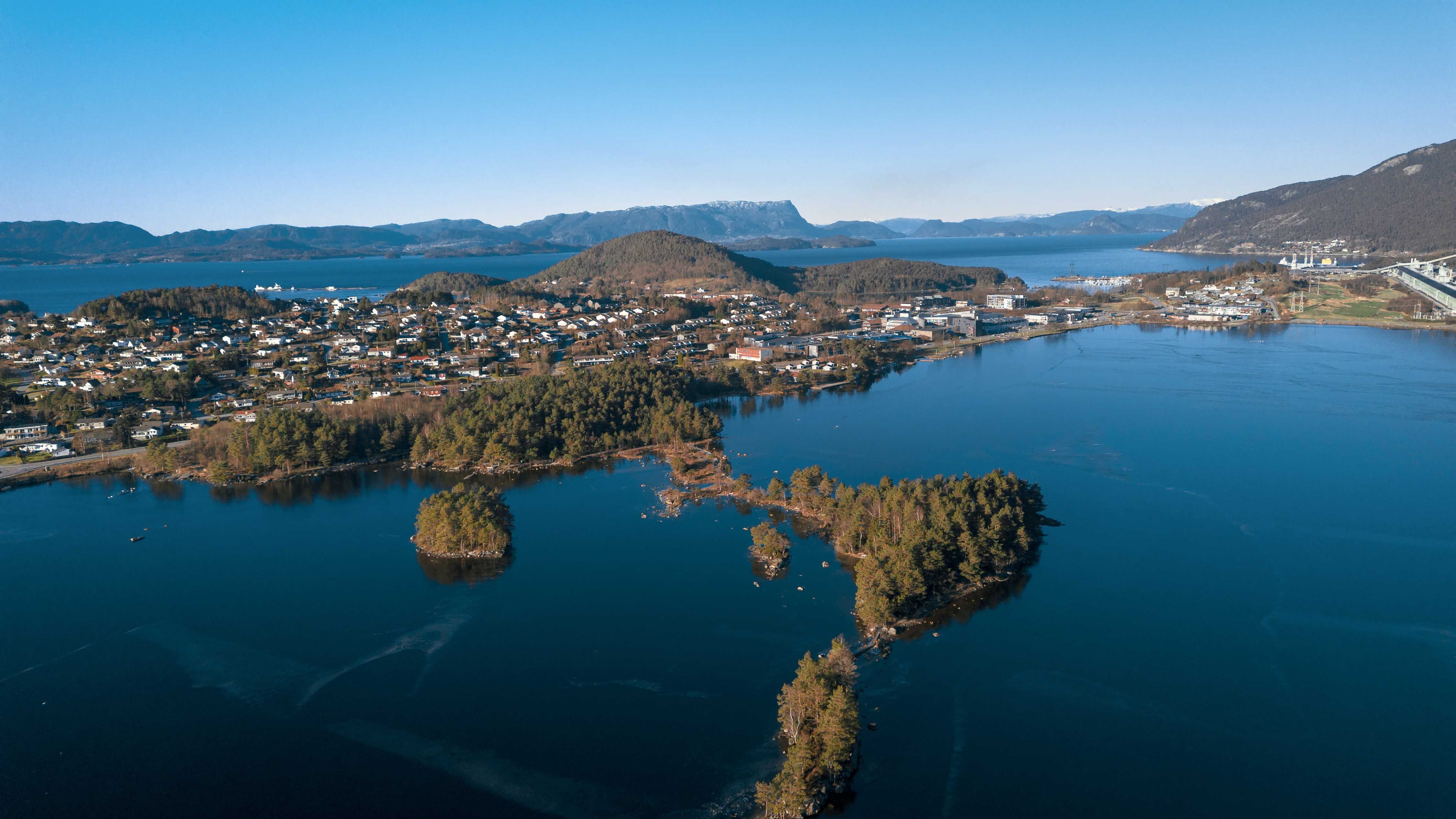 Utsikt over Husnes og Hardangerfjorden, nær Husnes Sentrum Hotell.