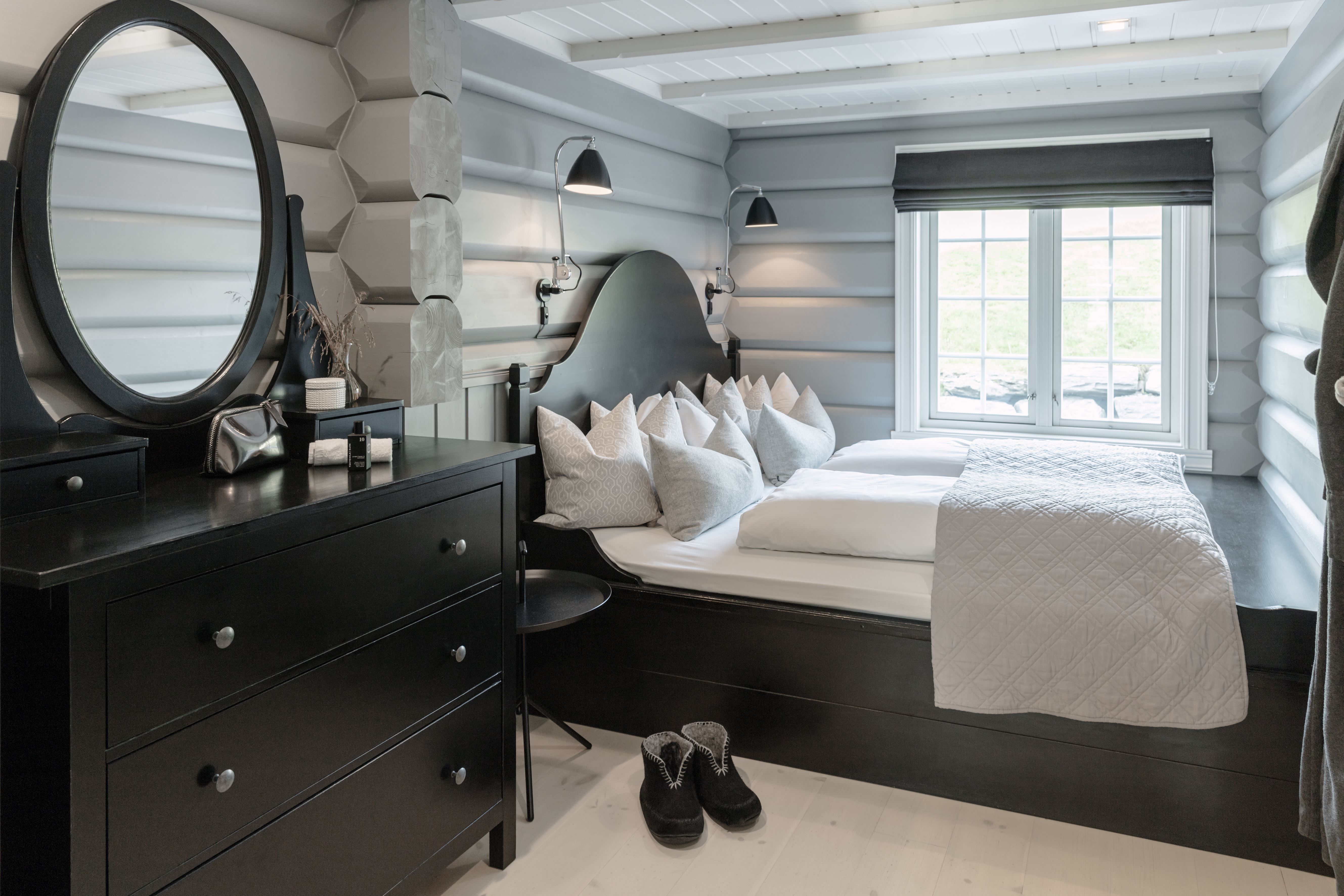 One of the bedrooms at Lyngen Lodge