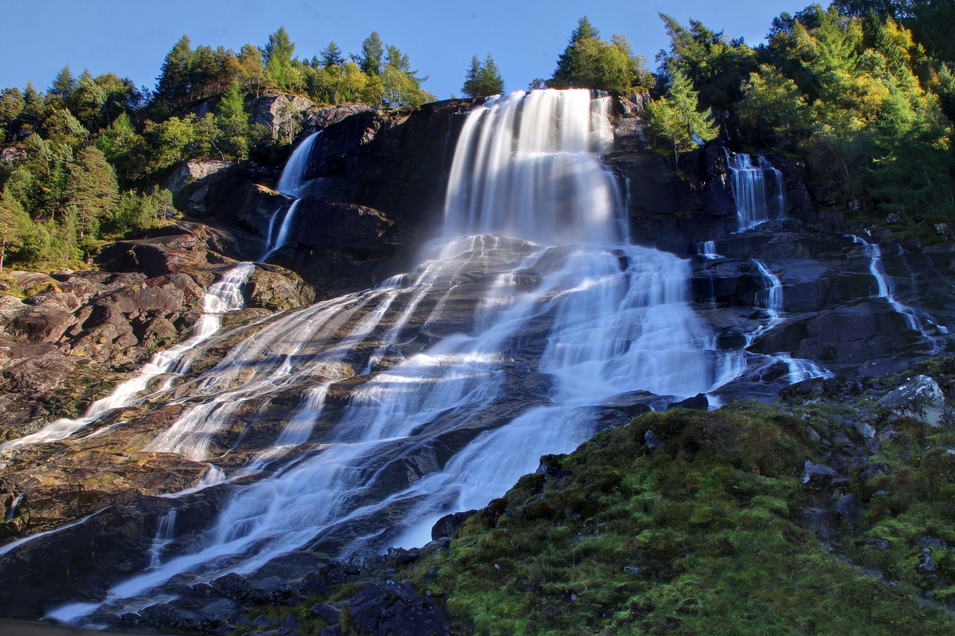 Furubergsfossen in full flow – An impressive image of Furubergsfossen pouring large volumes of water down the mountainside.