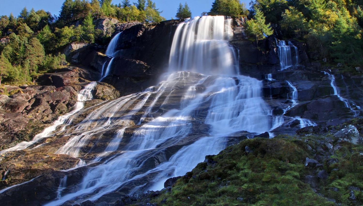 Furubergsfossen in full flow – An impressive image of Furubergsfossen pouring large volumes of water down the mountainside.