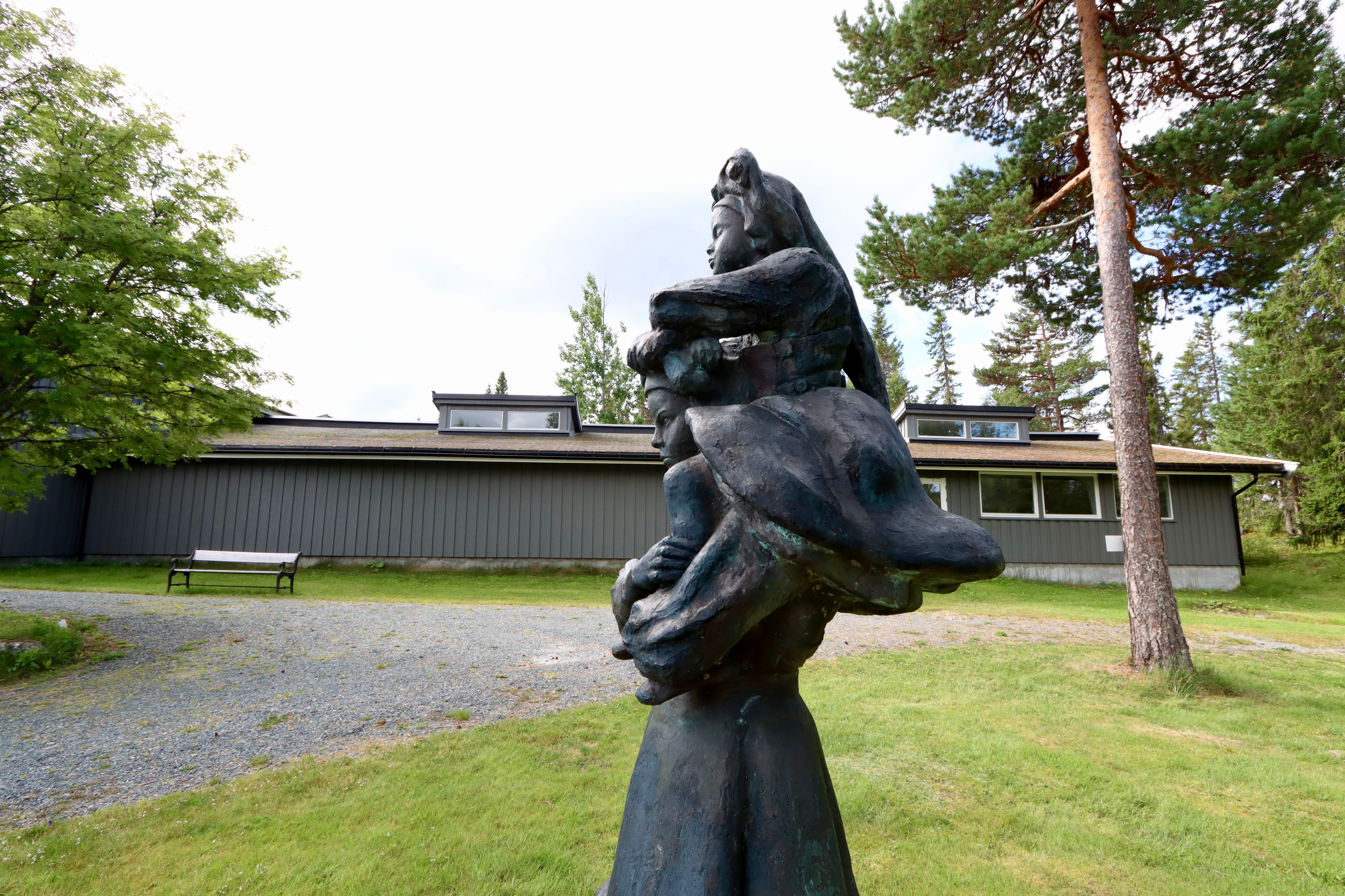 Skulptur utanfor Dyre Vaa-samlingane i Rauland, Vest-Telemark museum.