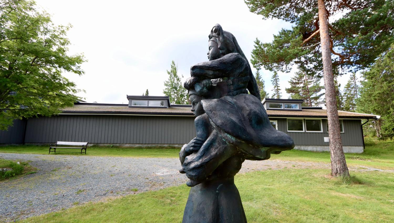 Skulptur utanfor Dyre Vaa-samlingane i Rauland, Vest-Telemark museum.