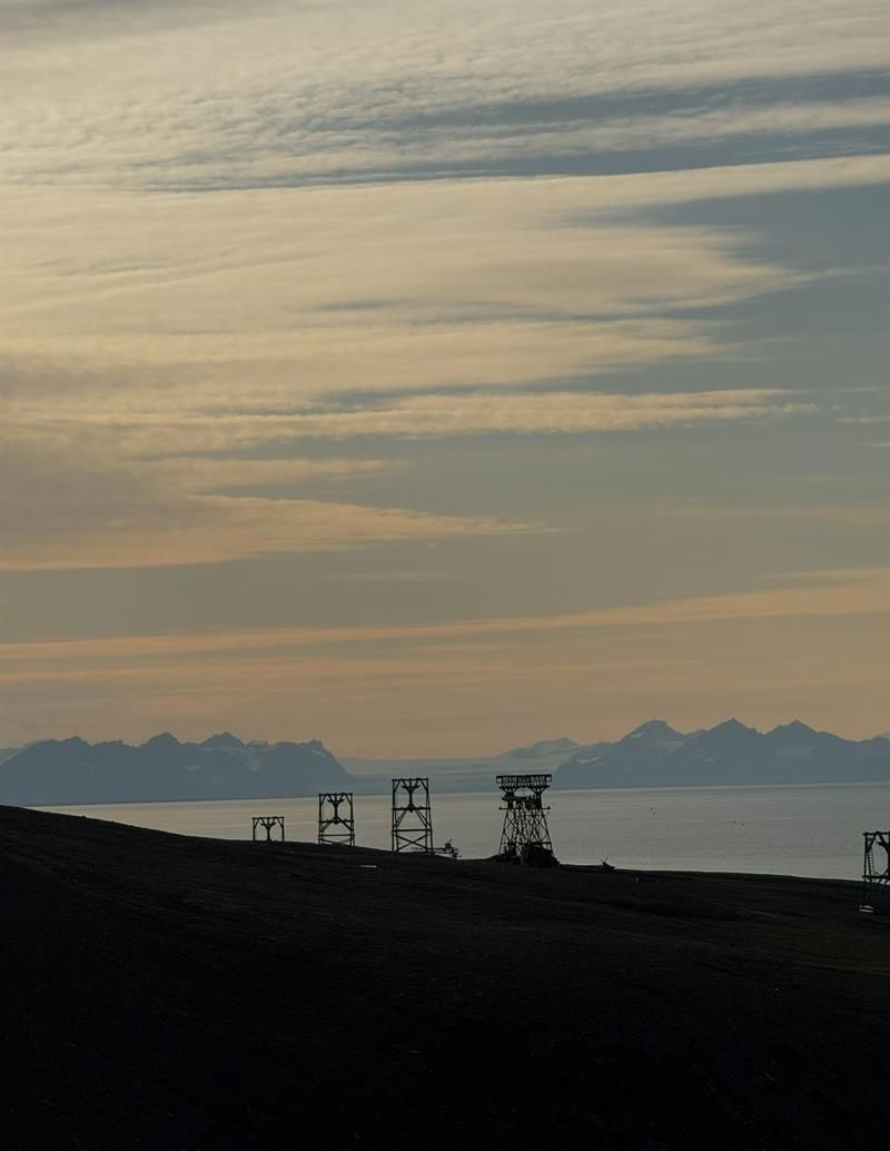 Utsikt over de gamle taubanebukkene og isfjorden