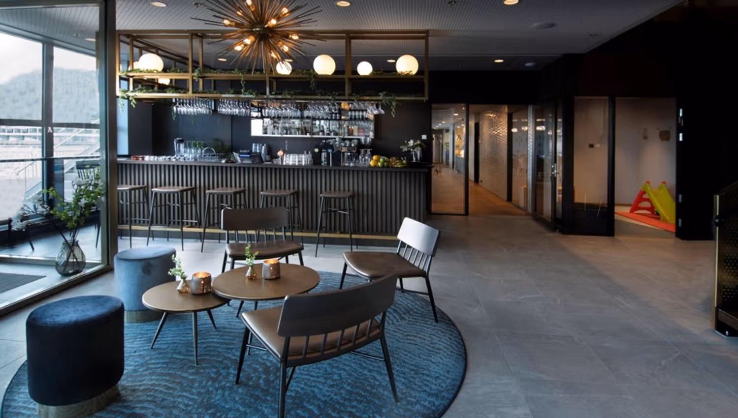 Mingleområde og bar på Mandal Hotel