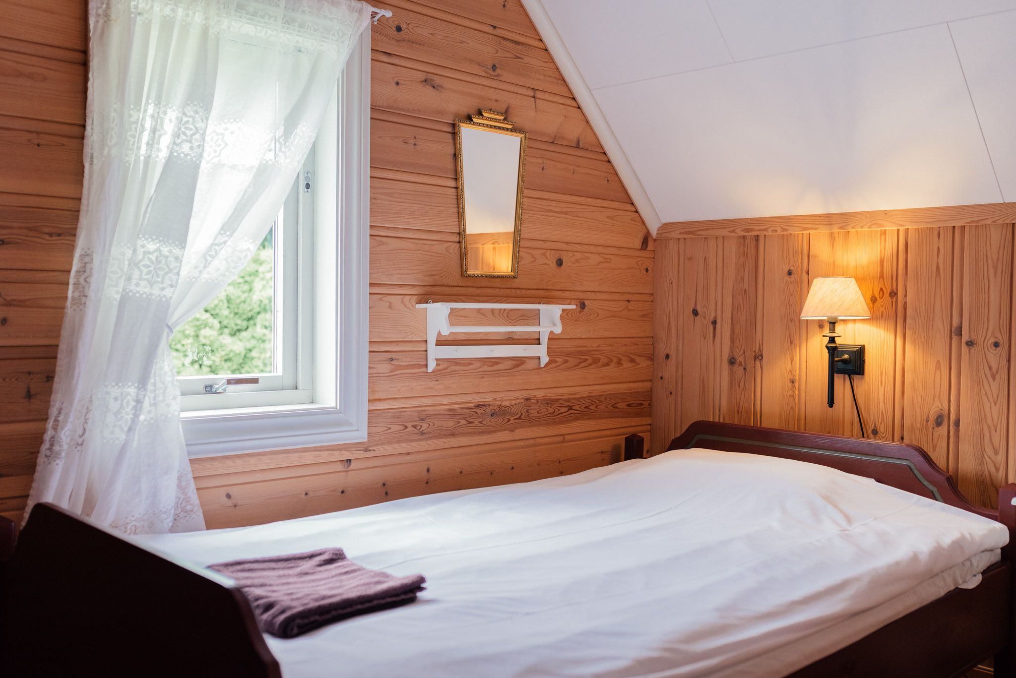 Traditional wooden bedroom at Stana Farm – nostalgic atmosphere and peaceful fjord ambience.