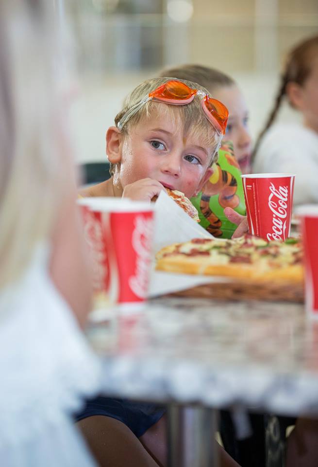 Children eating pizza