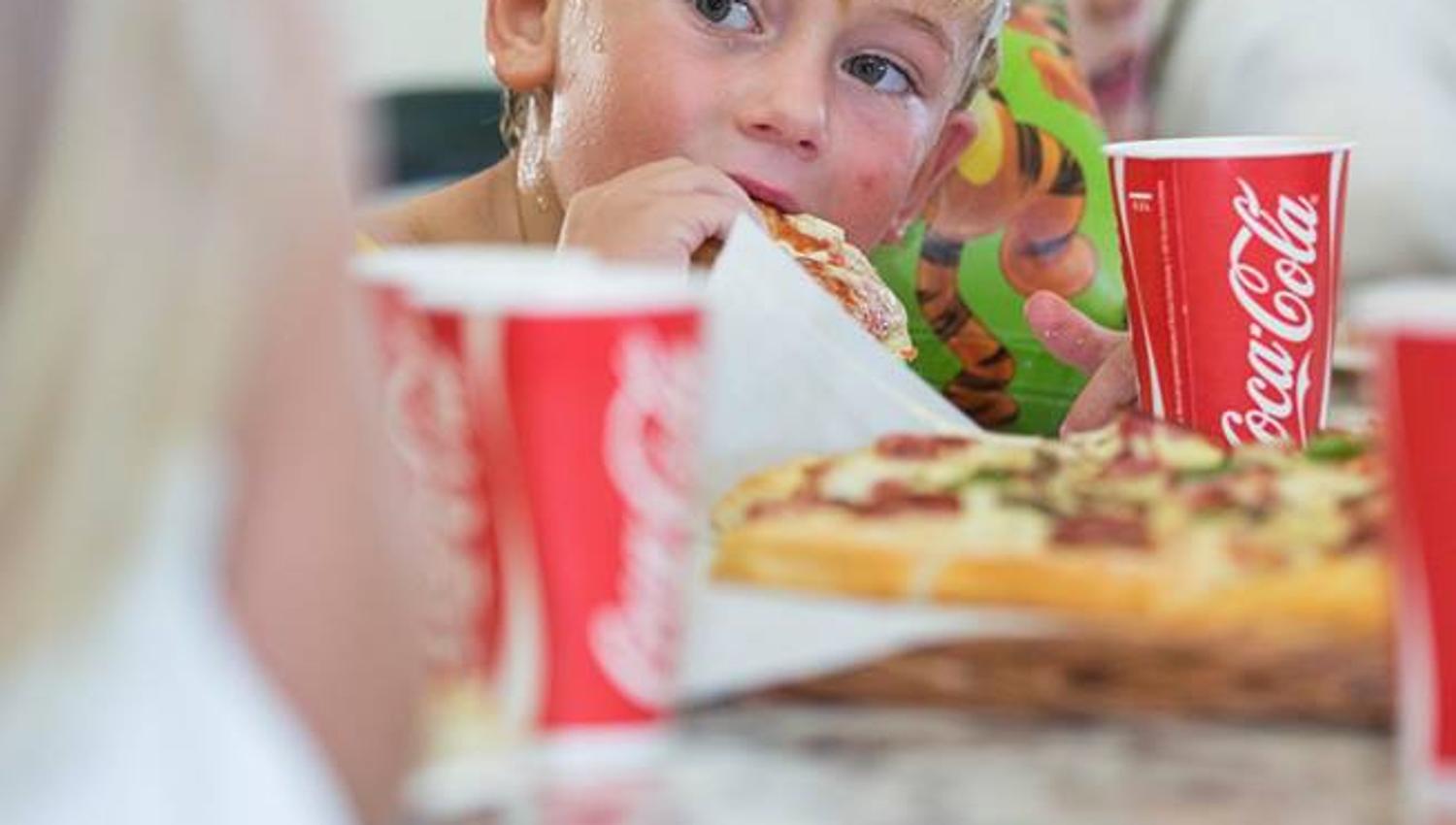 Children eating pizza