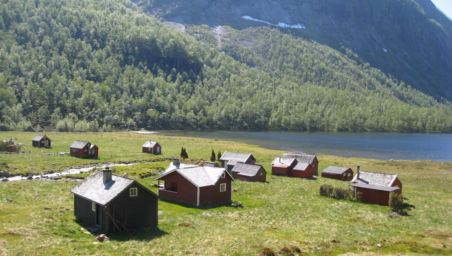 Torsnesstølen by Lake Torsnesvatnet – an idyllic mountain pasture surrounded by lush hills and mountains in Hardanger.
