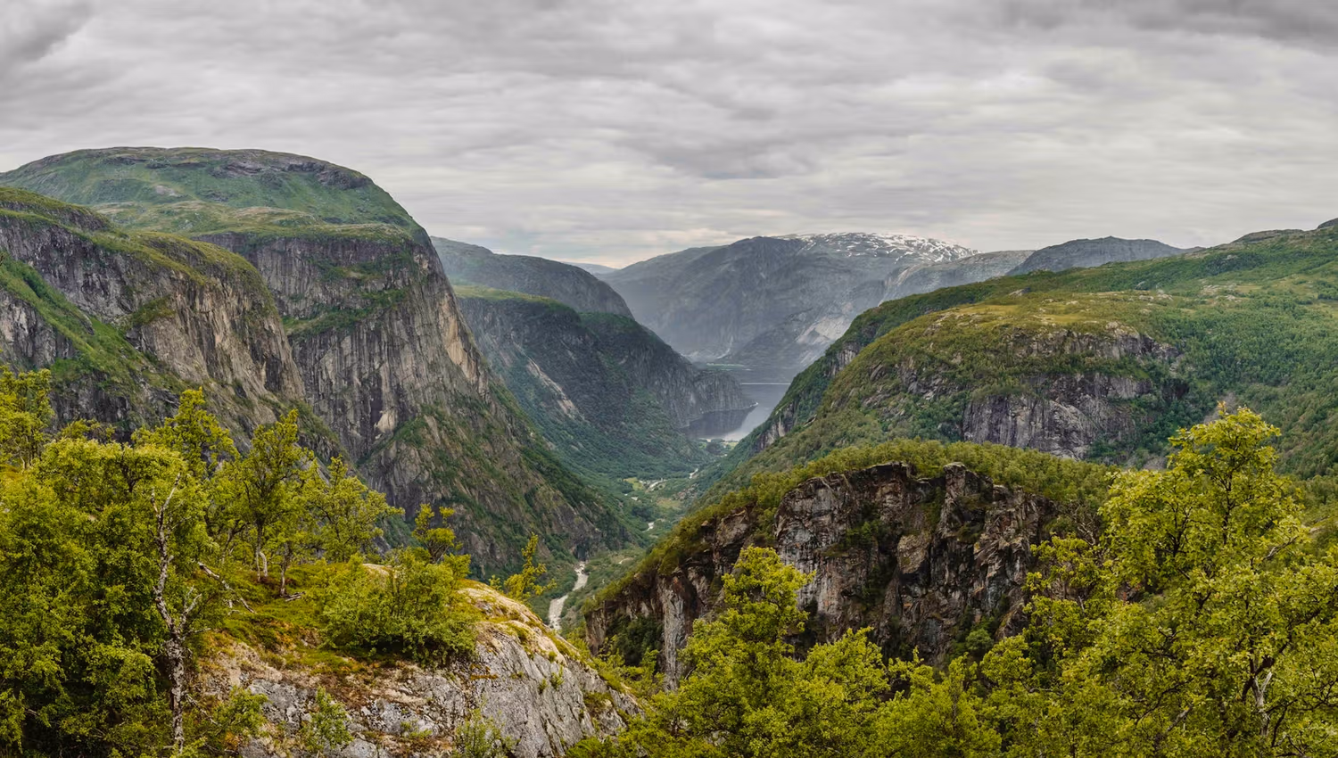 Foto vom Hjølmaberget mit Blick über das Hjølmadalen-Tal hinunter zum Fjord.
