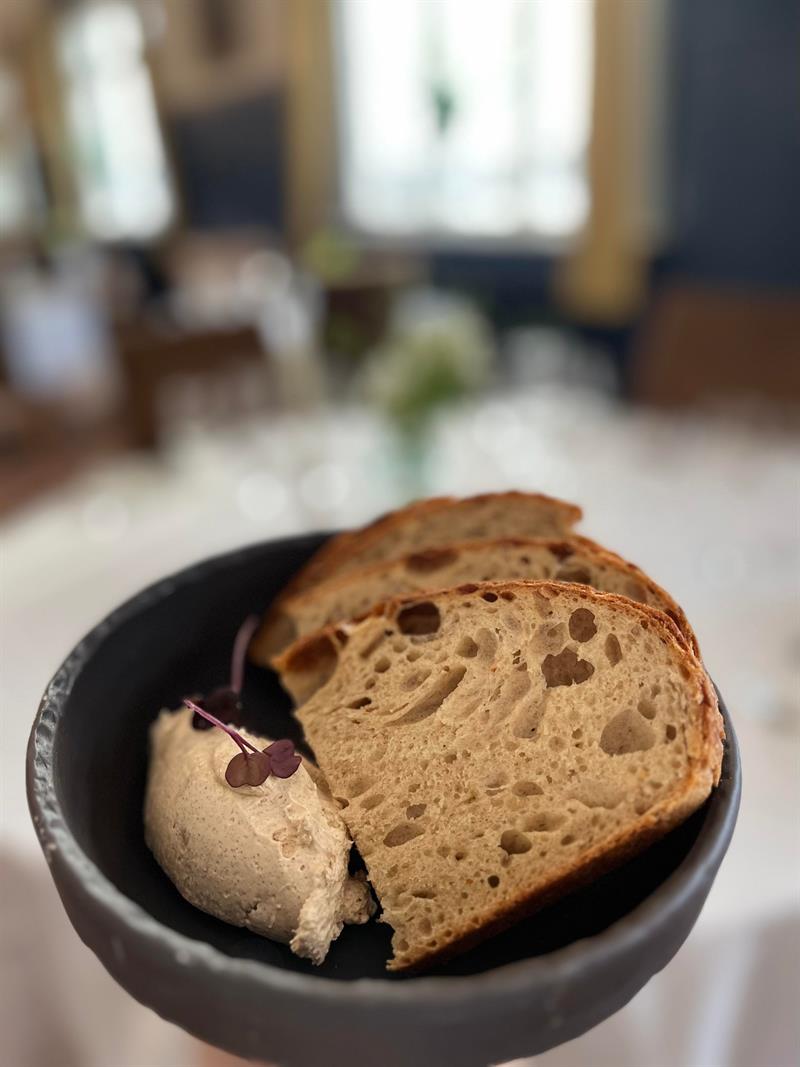 Skål med brød og kryddersmør