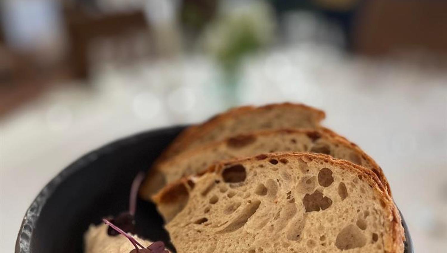 Skål med brød og kryddersmør