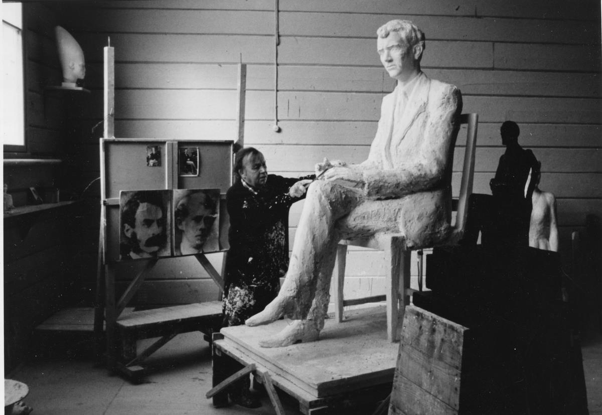 Foto: Dyre Vaa i arbeid med Benjamin Sewell, Vest-Telemark museum, Dyre Vaa-samlingane.