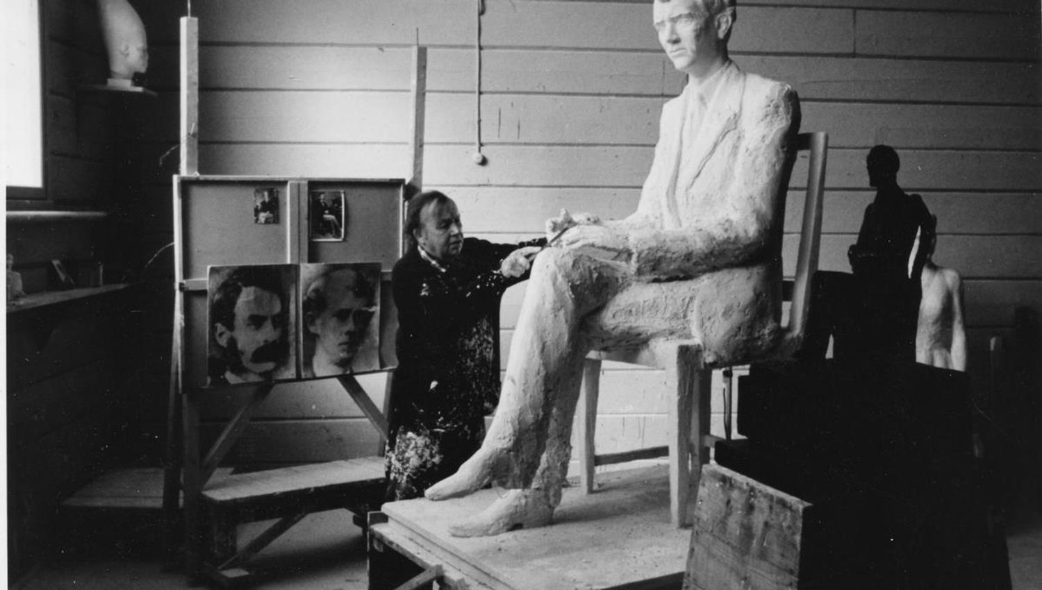 Foto: Dyre Vaa i arbeid med Benjamin Sewell, Vest-Telemark museum, Dyre Vaa-samlingane.