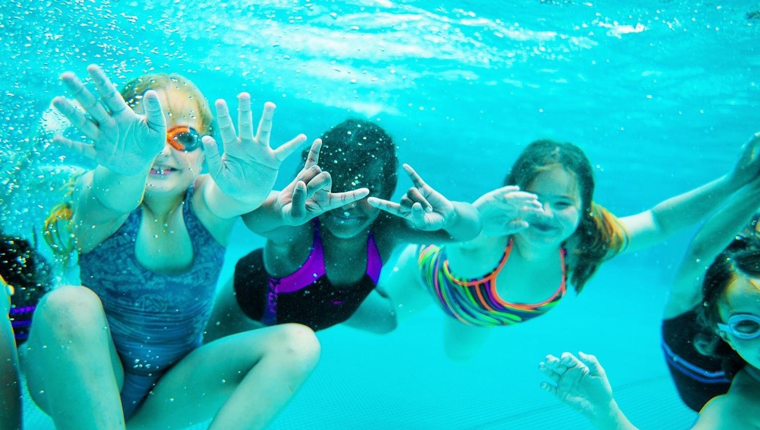 Children svimming under water