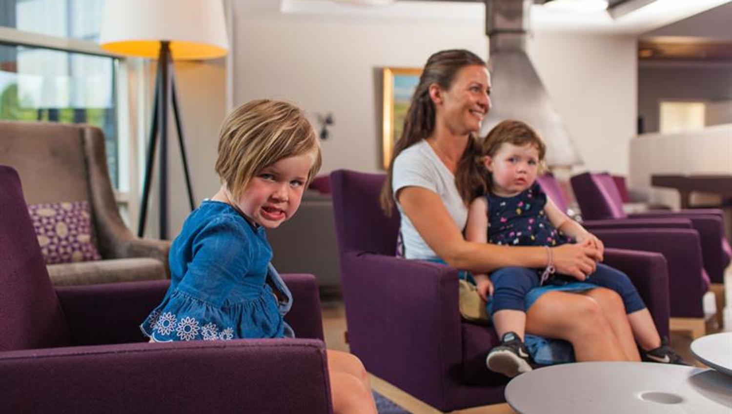 mor med 2 små barn på Bø Hotell