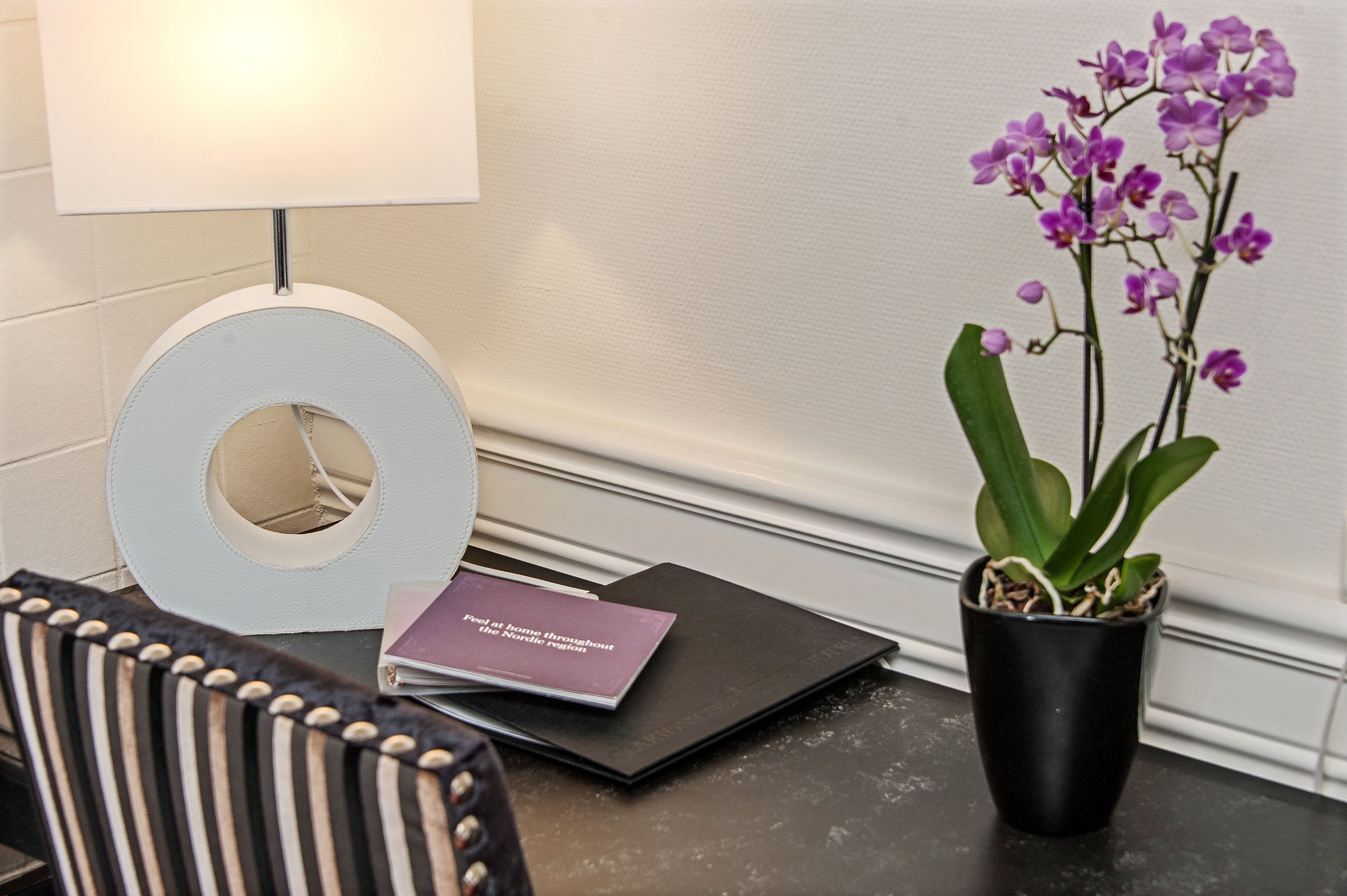 Lampe og blomst