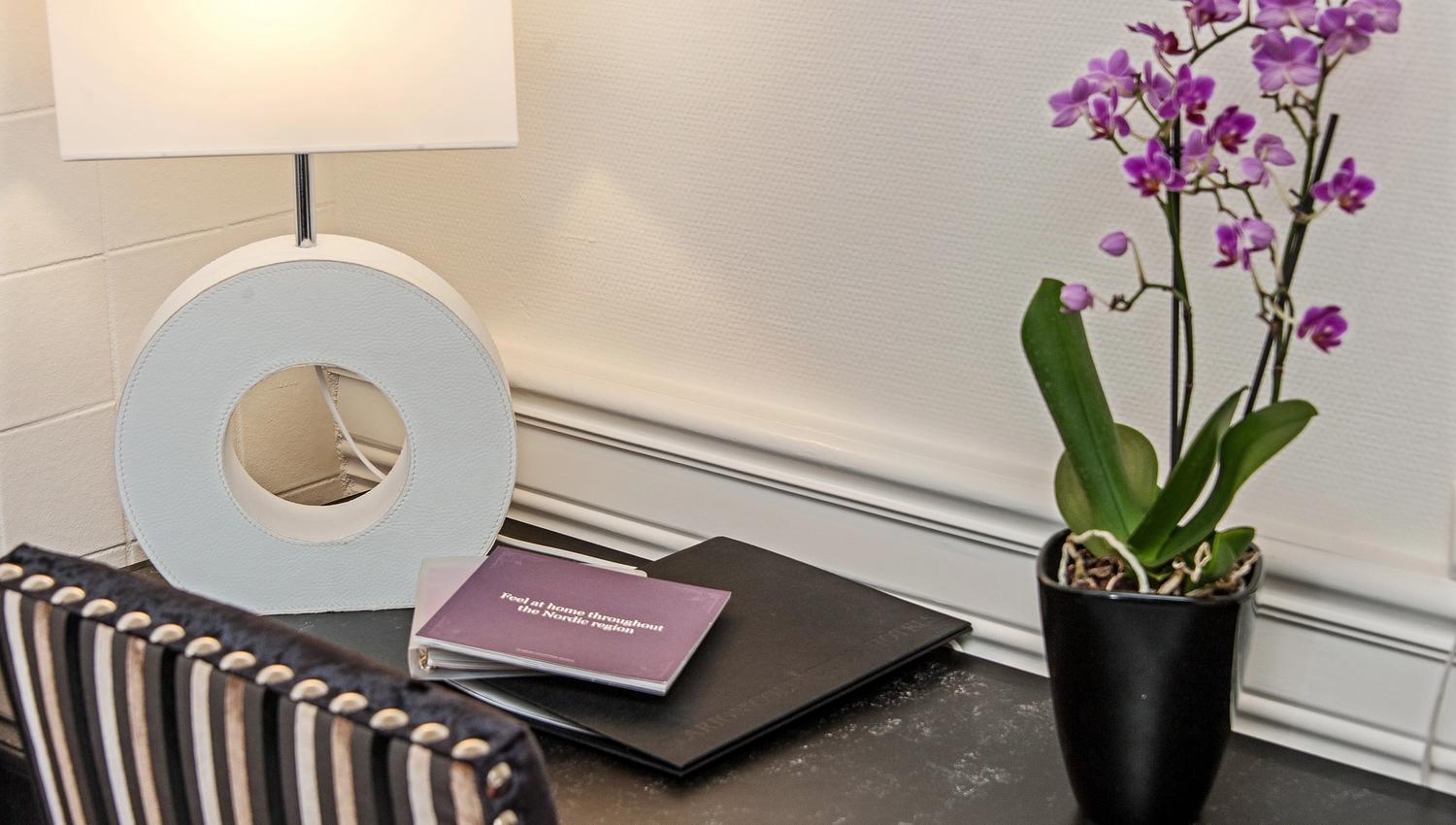Lampe og blomst