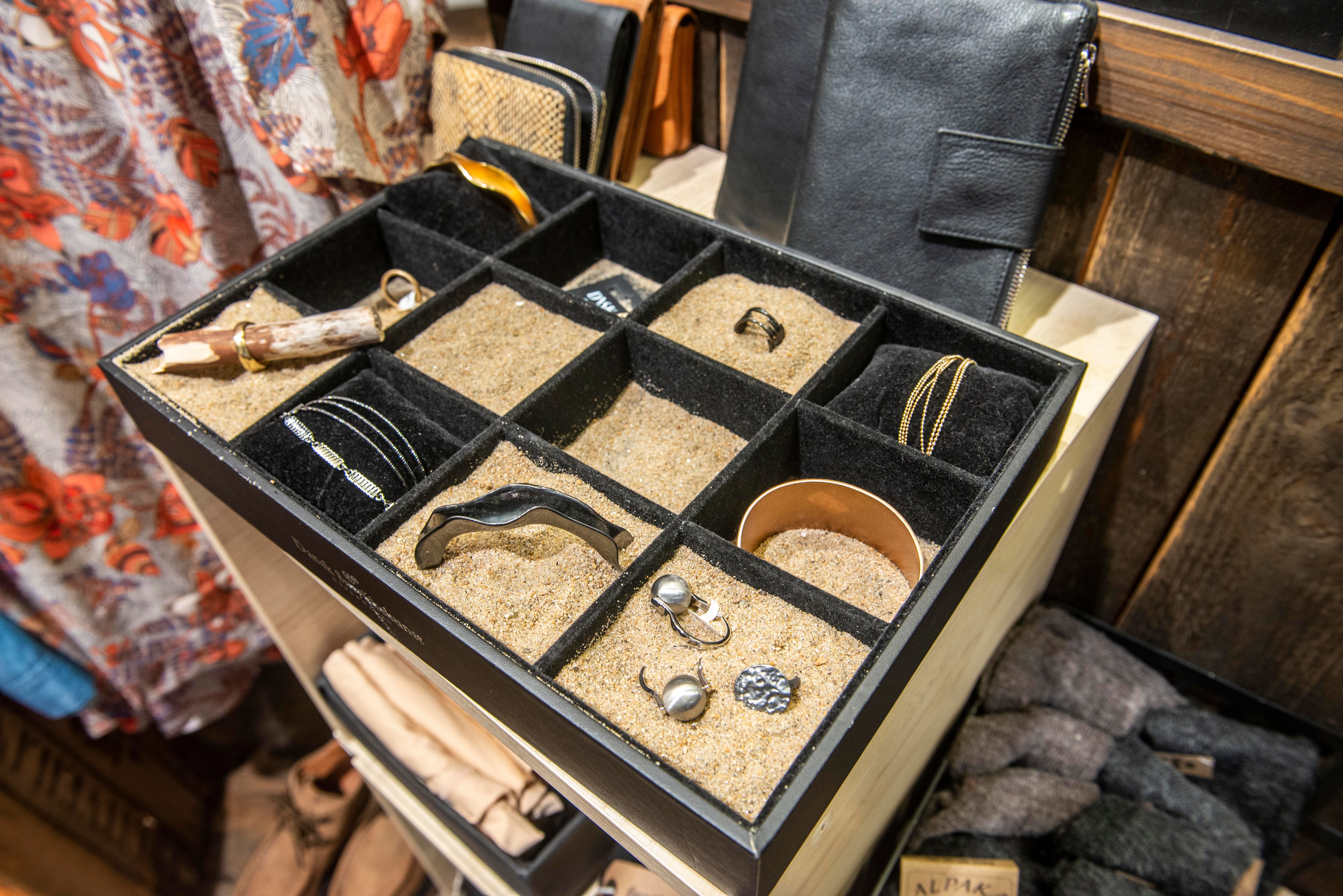 Accessories - Nais - Lyngdal - Gjermund Glesnes