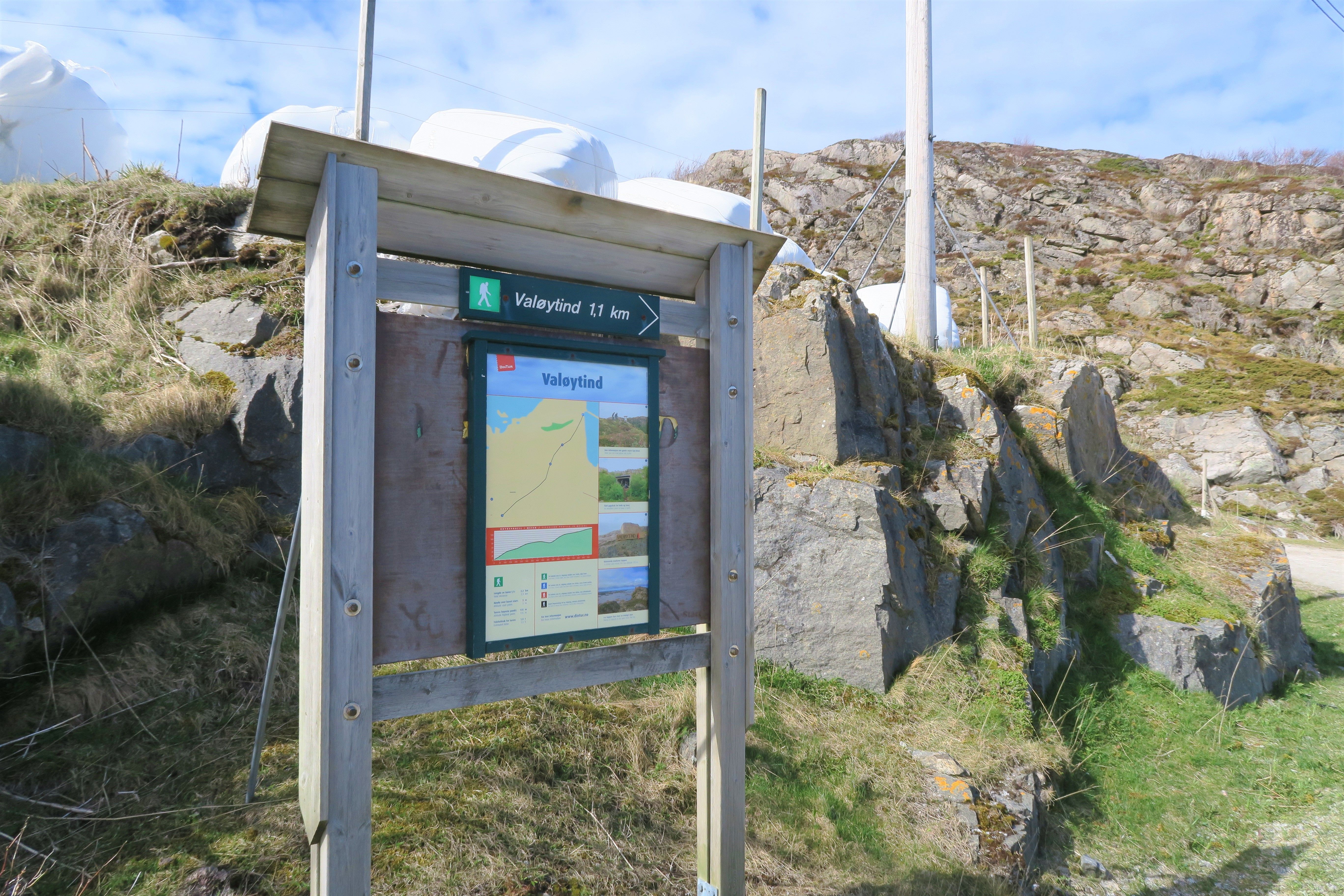 Skilt til Valøytind på Namdalskysten.