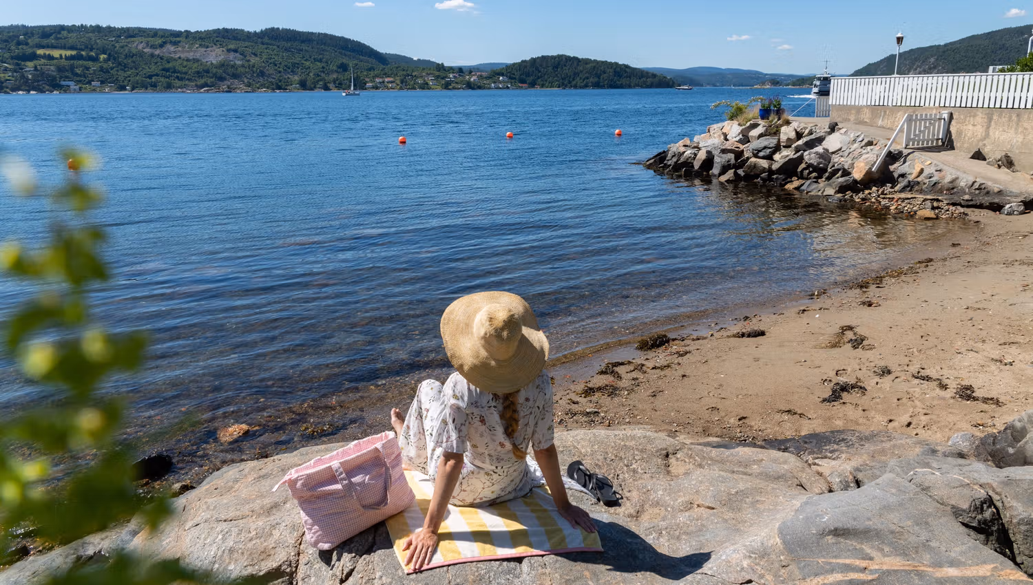 Den lille stranden i Badehusgaten foto visitdrobakoscarsborg.no8