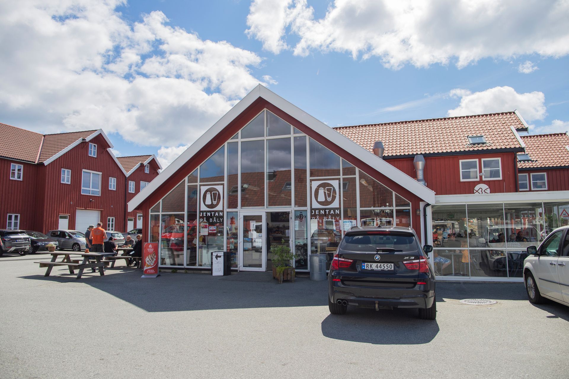 
Facade of Jentan på Båly, the entire front is made of glass with white frames.