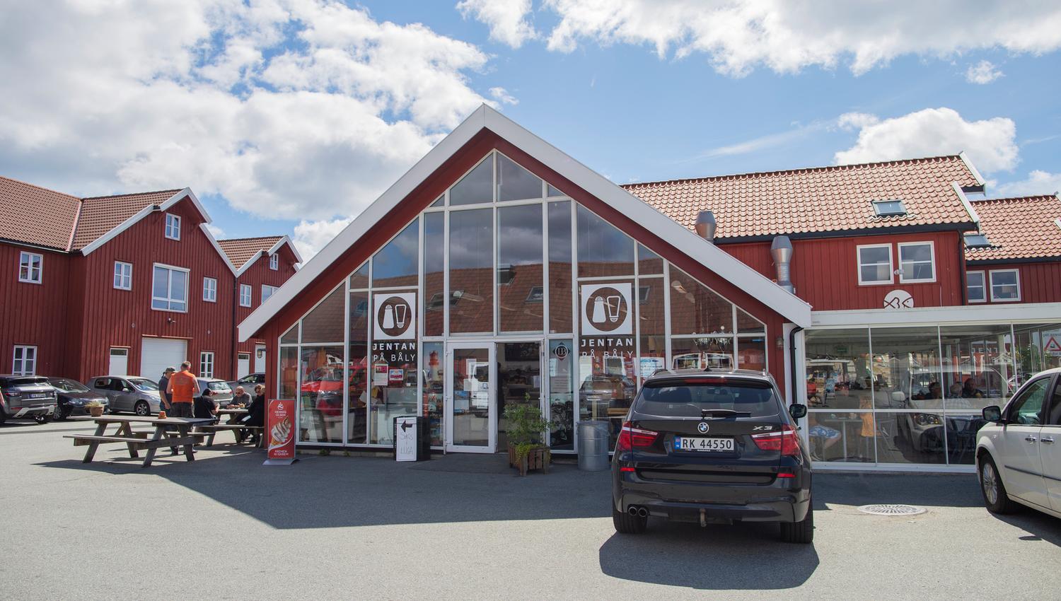 Facade of Jentan på Båly, the entire front is made of glass with white frames.