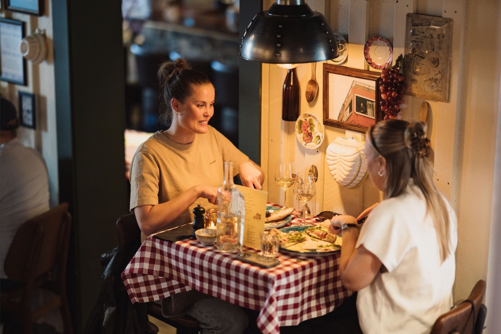 To personer som sitter ved et bord