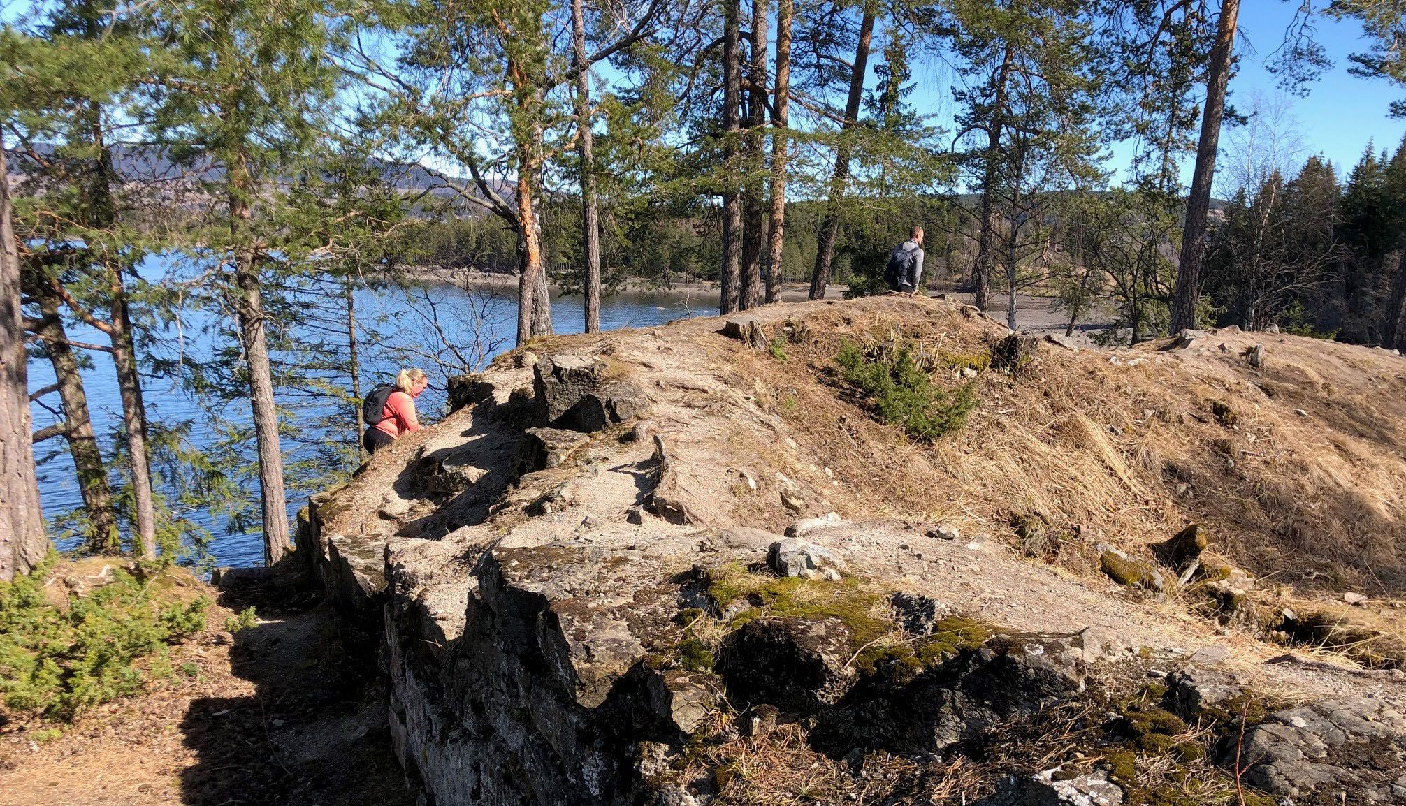 Fottur til Mjøskastellet på Steinsholmen - Sti ved vannkanten