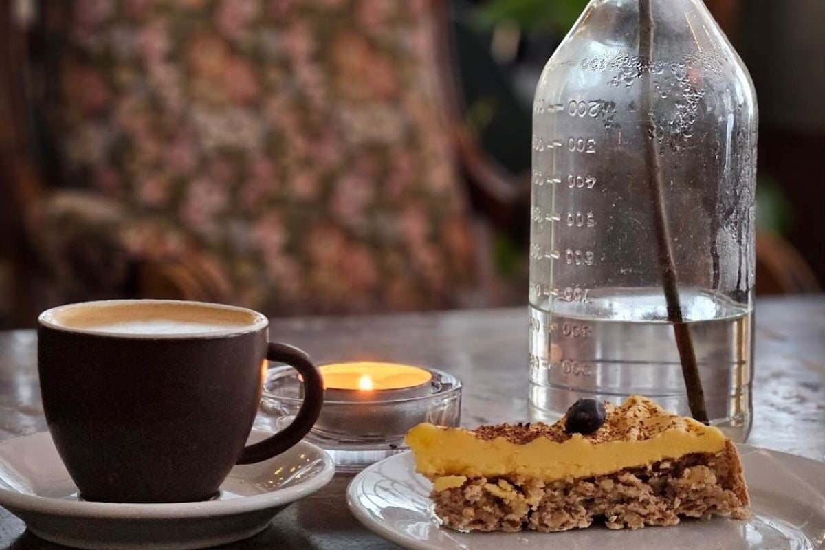 Kaffe, kake og vann på bord