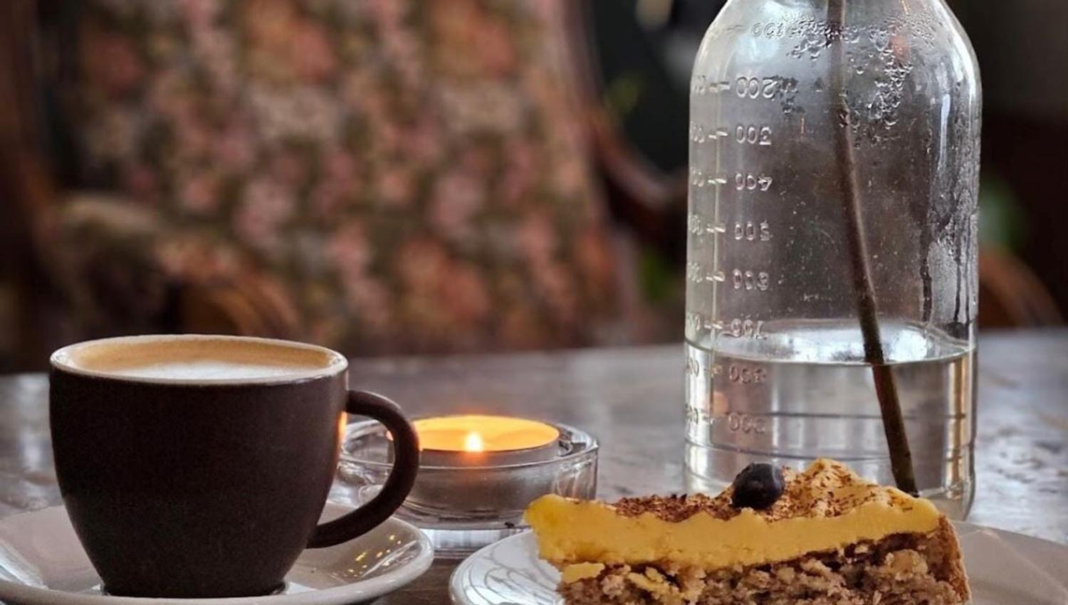 Kaffe, kake og vann på bord