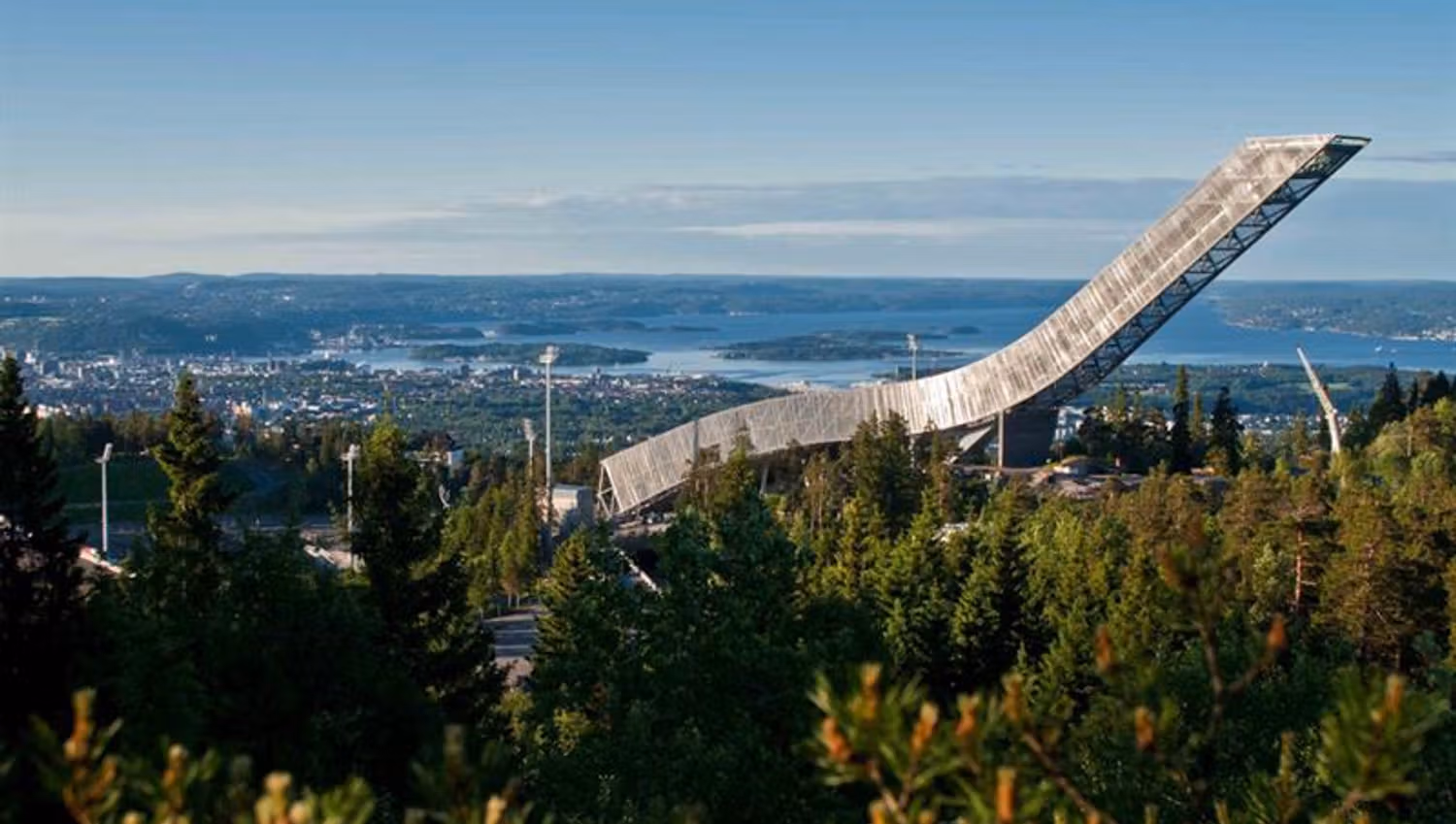 Holmenkollen hoppbakke med skog rundt.