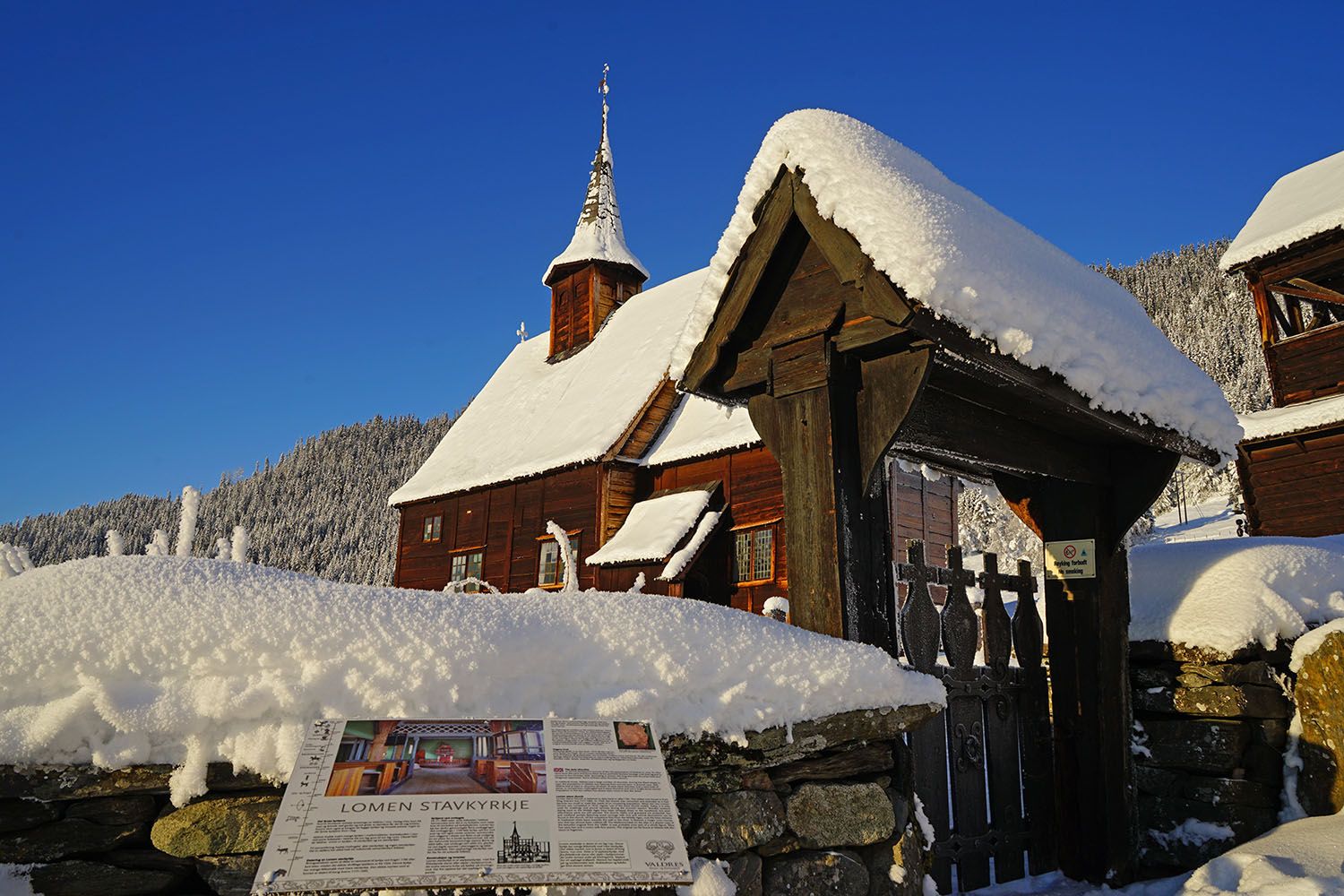 Lomen stavkirke en vakker vinterdag.