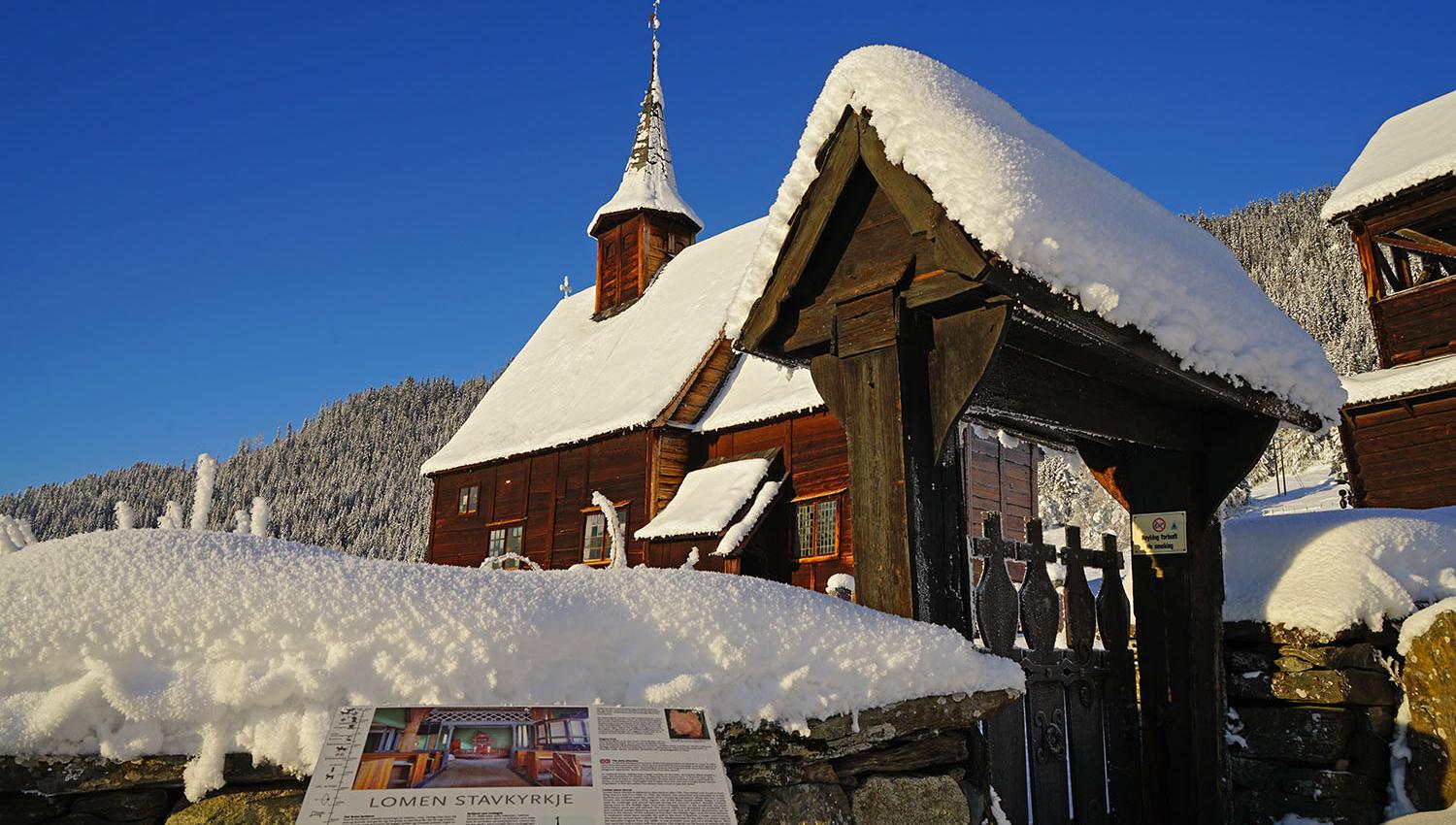Lomen stavkirke en vakker vinterdag.