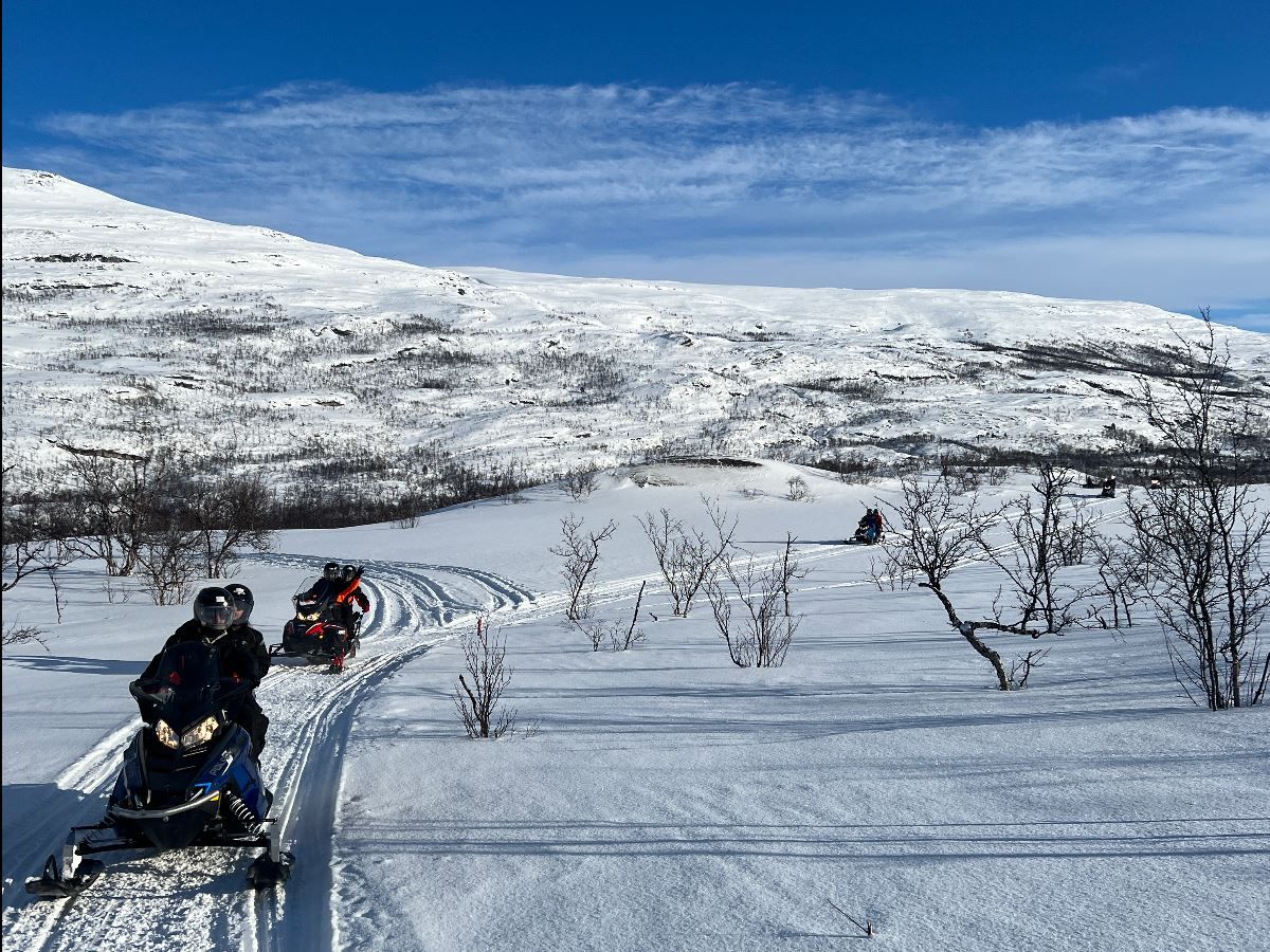 Gjester kjører snøskuter