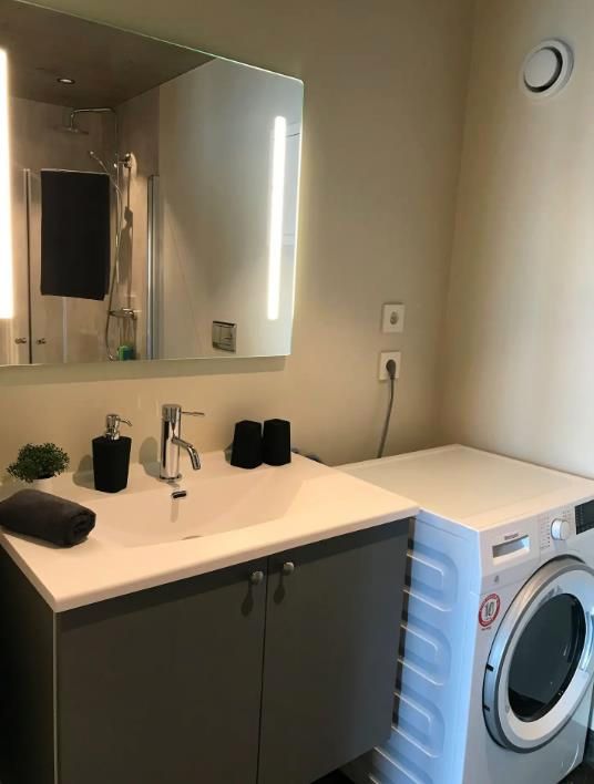 Stylish and modern bathroom with everything you need for a comfortable stay.