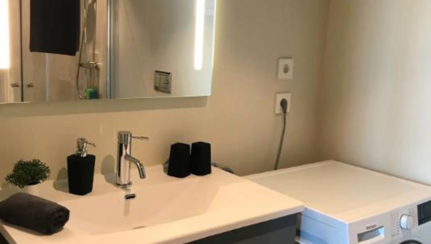Stylish and modern bathroom with everything you need for a comfortable stay.