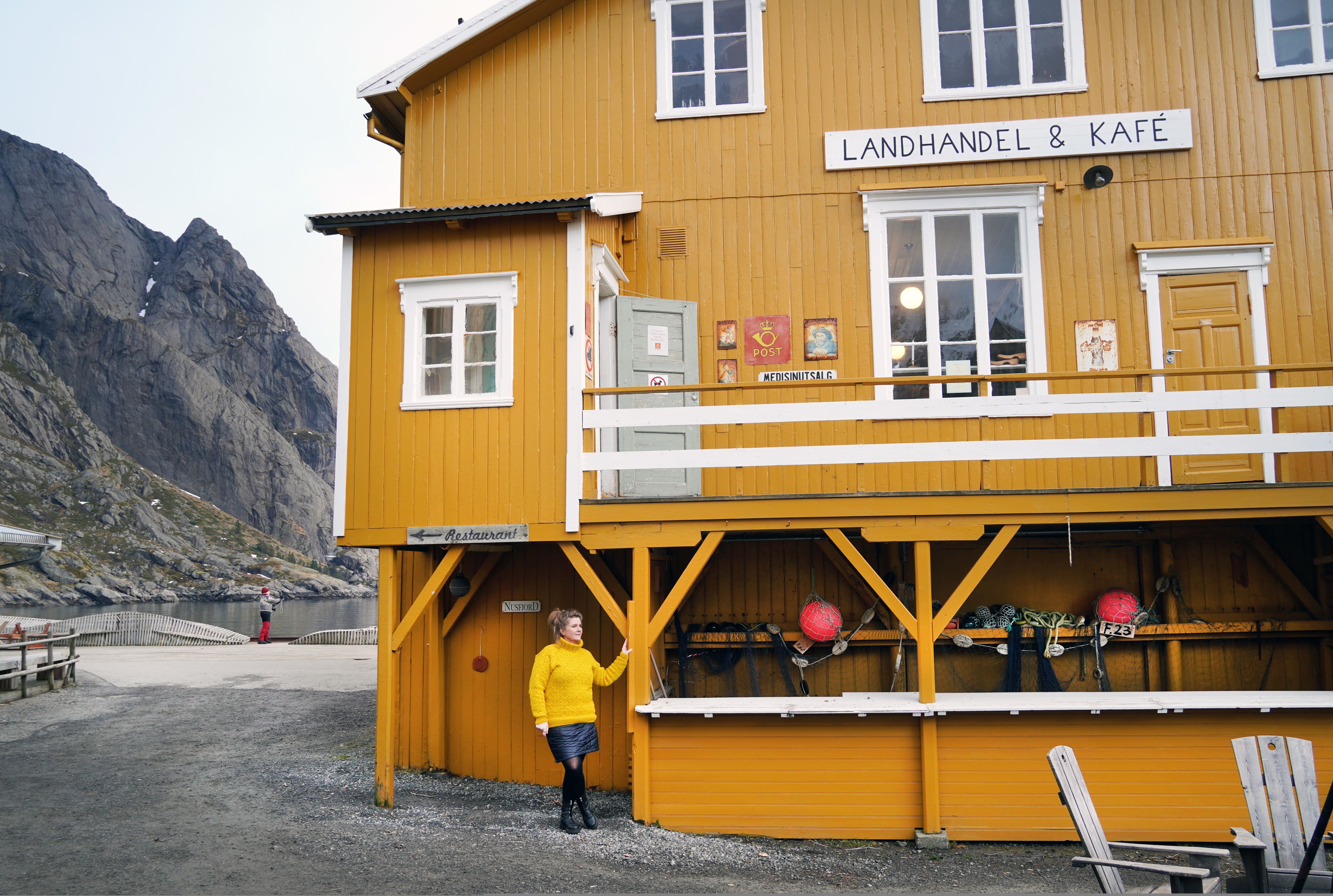 En dame utenfor Nusfjord landhandel